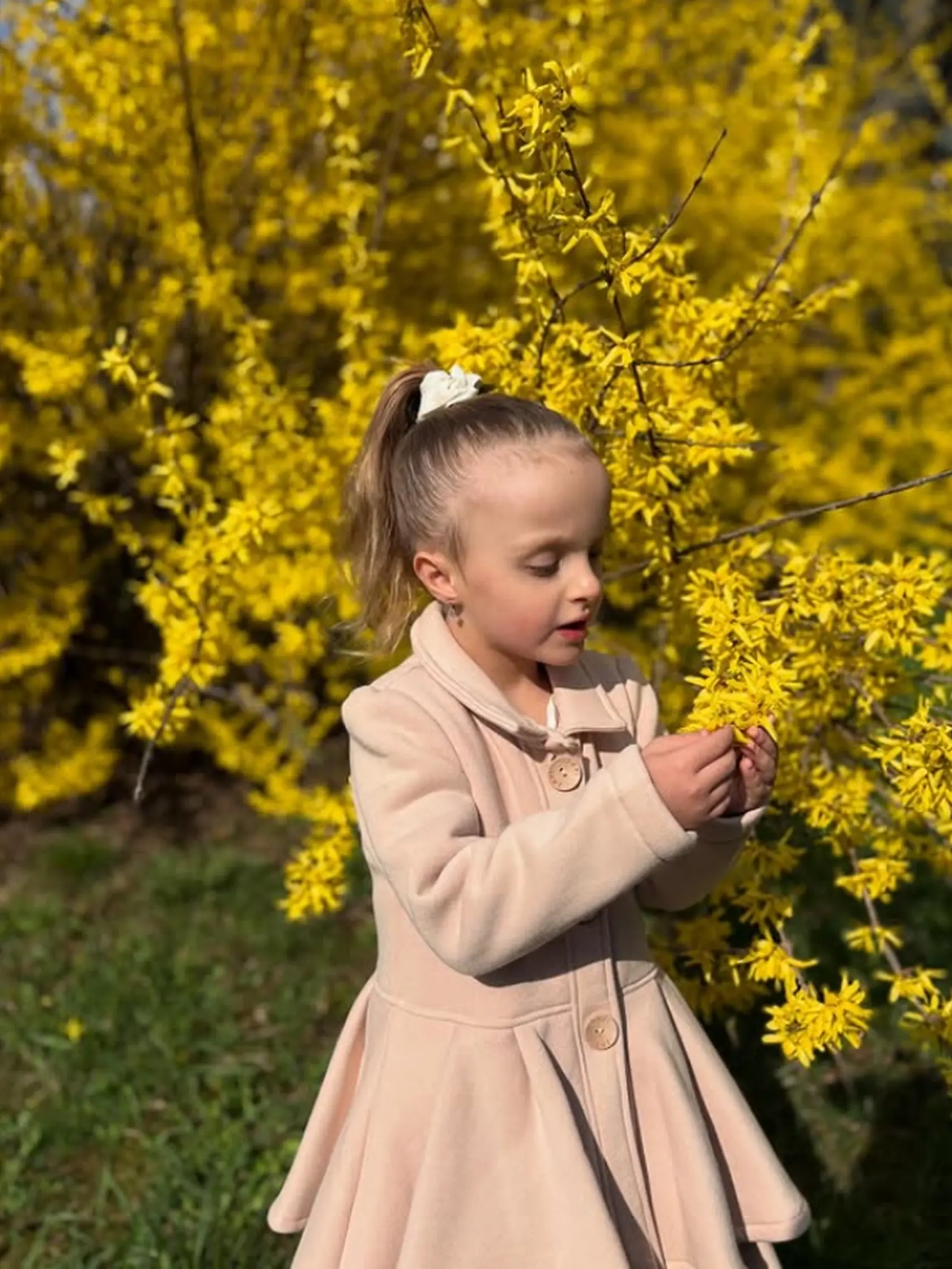 Daniela Nízlová najnovšie zverejnila usmievavé fotky Lindušky počas krásneho jarného počasia. Pri pohľade na ňu je viac než jasné, že z nej rastie Lobotkova verná kópia!