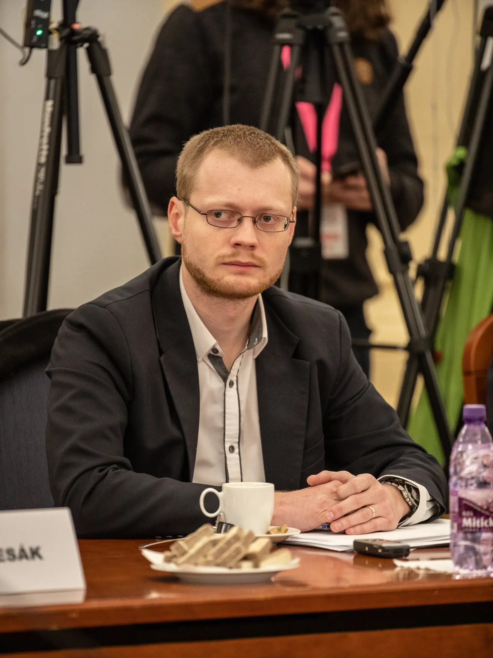 Verejné vypočutie kandidátov na Ústavných Sudcov v Bratislave v budove Historickej Národnej Rady na Župnom Námestí