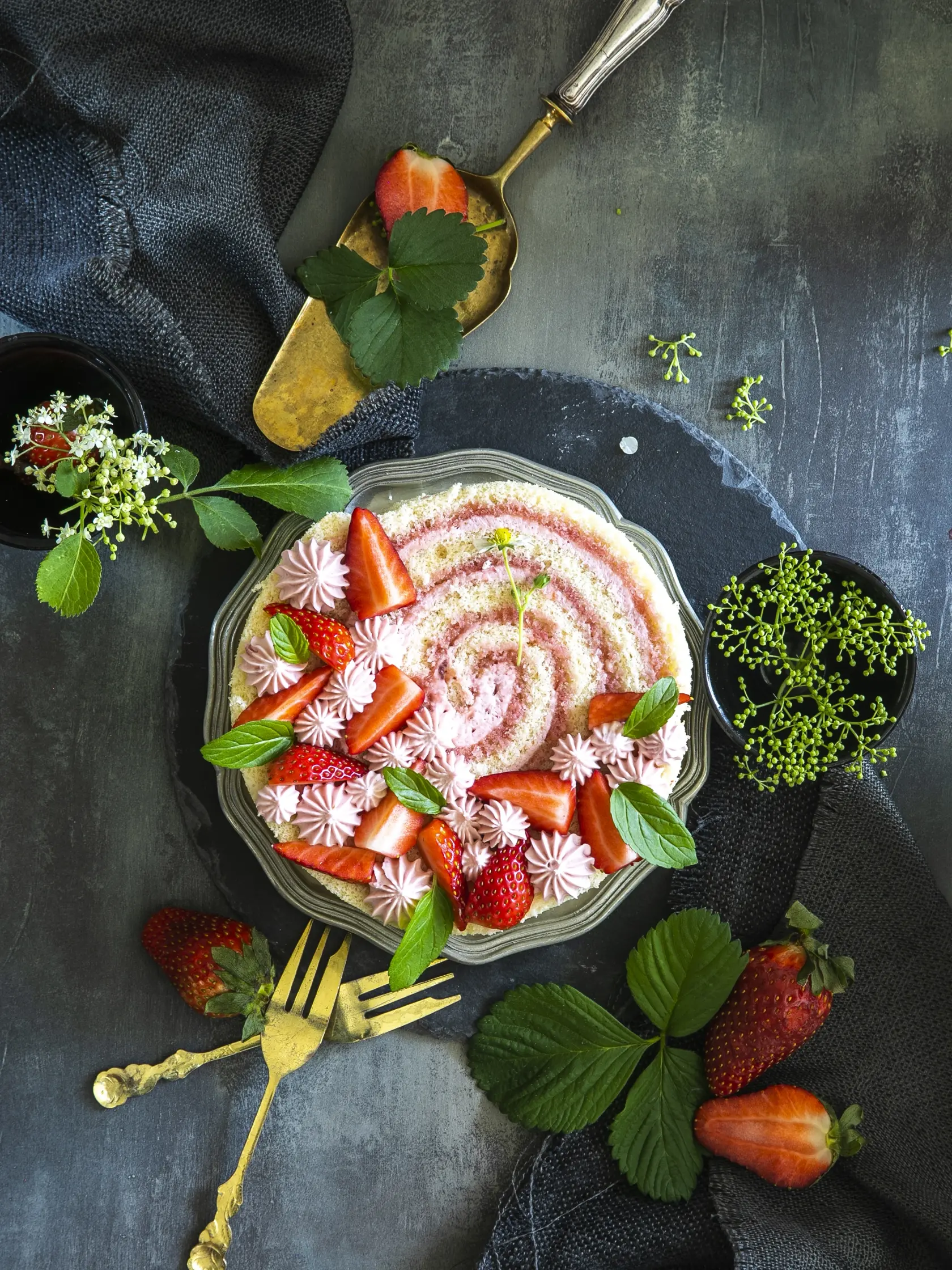 jahodová rolovaná torta

recept:
10 PORCIÍ, PRÍPRAVA 45 MINÚT, PEČENIE 12 MINÚT, CHLADENIE
Na korpus:
• 3 vajcia
• 100 g práškový cukru
• 75 g hladkej múky
• 50 g kukuričného škrobu • 6 g kypriaceho prášku
Na krém:
• 500 g mascarpone
• 250 g jemného tučného tvarohu • 3 lyžice jahodového pyré
• 100 g práškového cukru
• 1 lyžička vanilkového extraktu • 50 g lyofilizovaných jahôd
Na dokončenie:
• 350 g jahodového džemu
• čerstvé jahody na ozdobenie • mätové líst