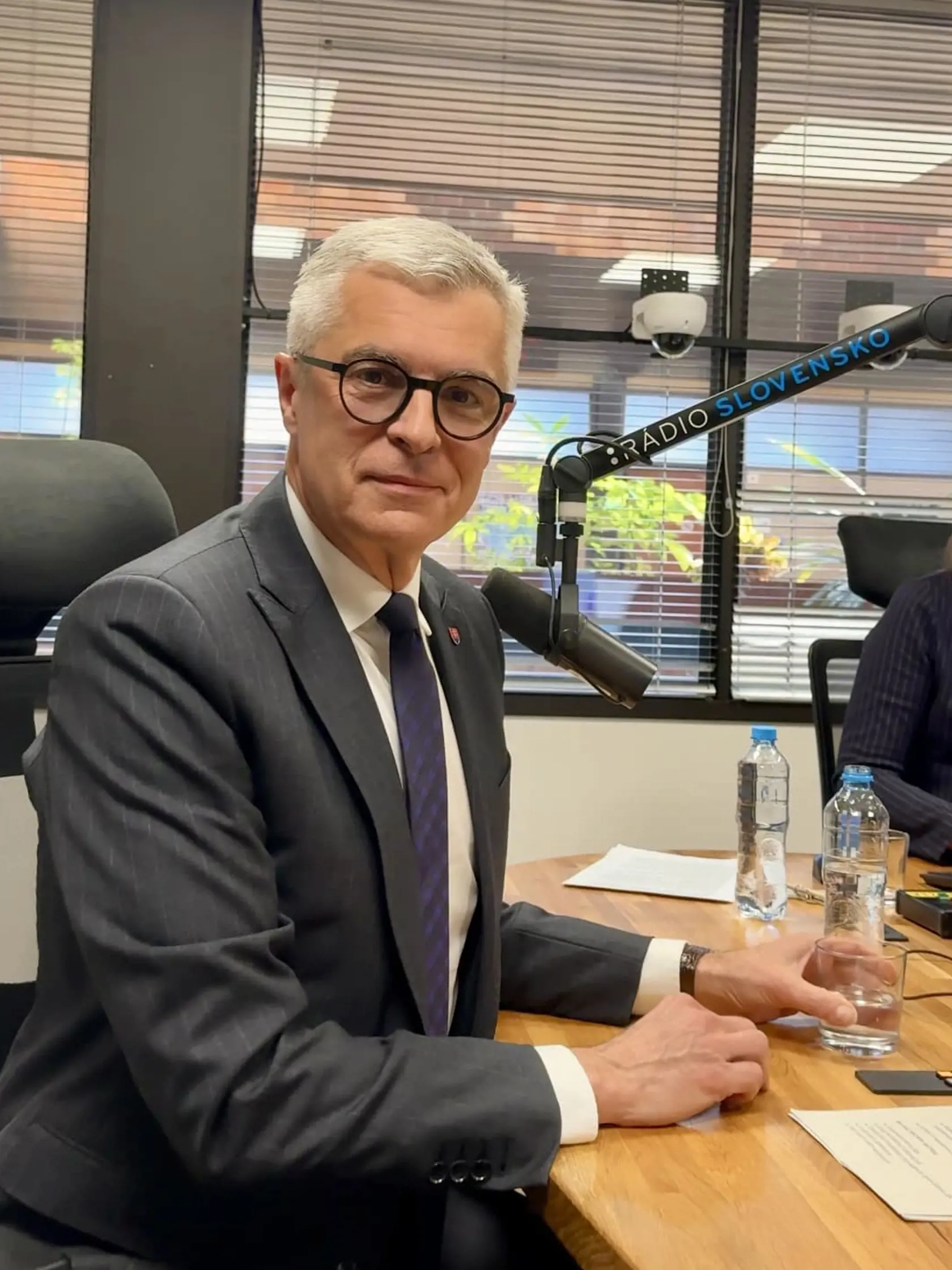 Podľa odborníka na neverbálnu komunikáciu Radima Paříka, kandidáti na prezidenta Ivan Korčok a Peter Pellegrini voličom často ukazujú naučené gestá.
