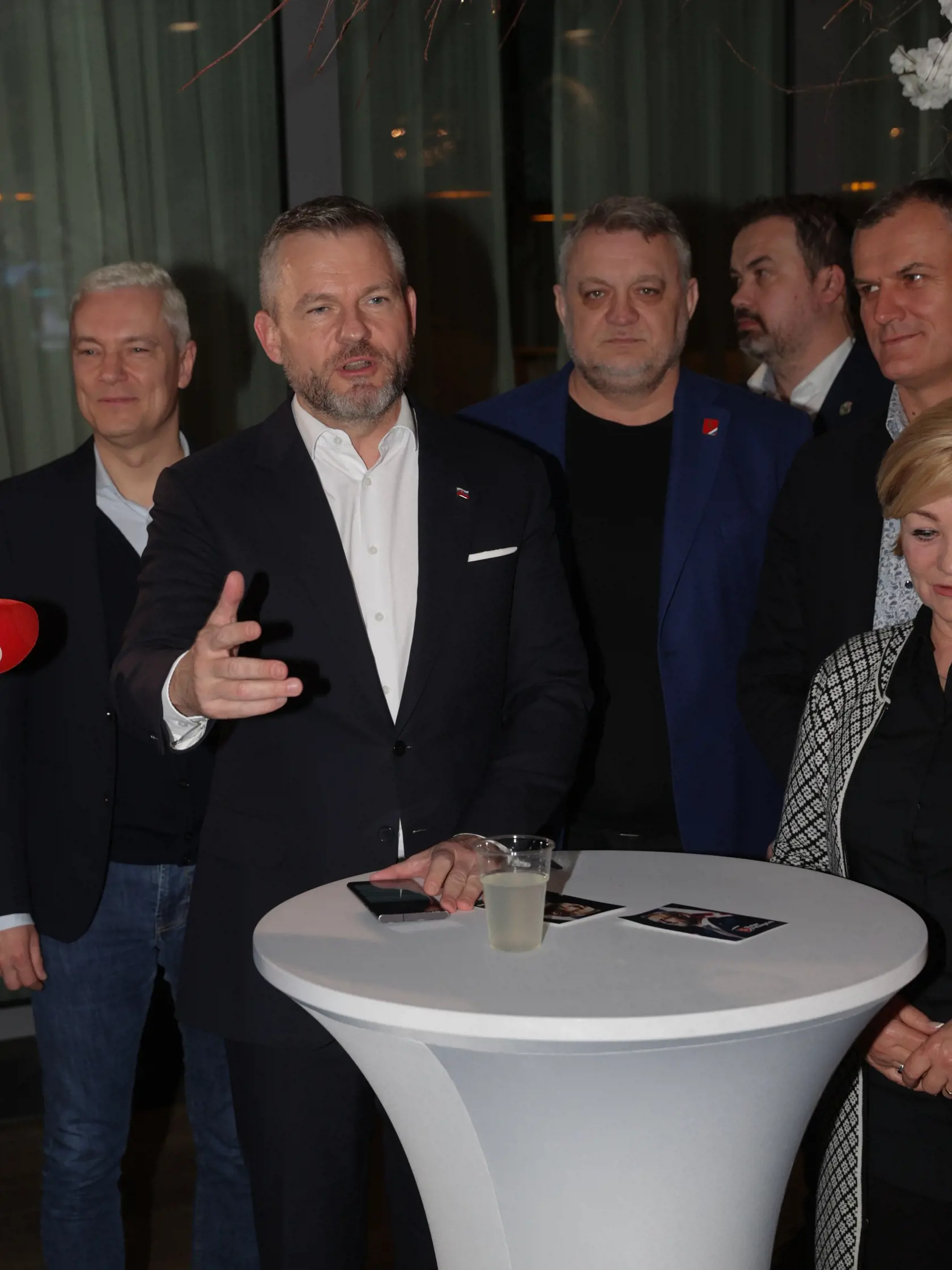 Podľa odborníka na neverbálnu komunikáciu Radima Paříka, kandidáti na prezidenta Ivan Korčok a Peter Pellegrini voličom často ukazujú naučené gestá.