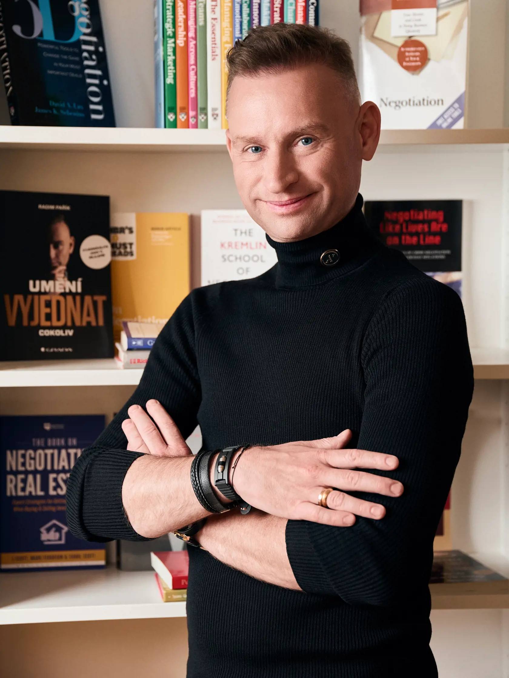 „Odporúčam im, aby sa správali ako lídri. Aby zabudli na poučky svojich tímov, nebáli sa povedať svoj názor a používali gestikuláciu. Ak niečo nerobíme úprimne zo srdca, že takto to cítime, ľudia to považujú za faloš,“ poradil odborník na reč tela Radim Pařík. Ďalšiu radu nájdete v nasledujúcich fotkách.