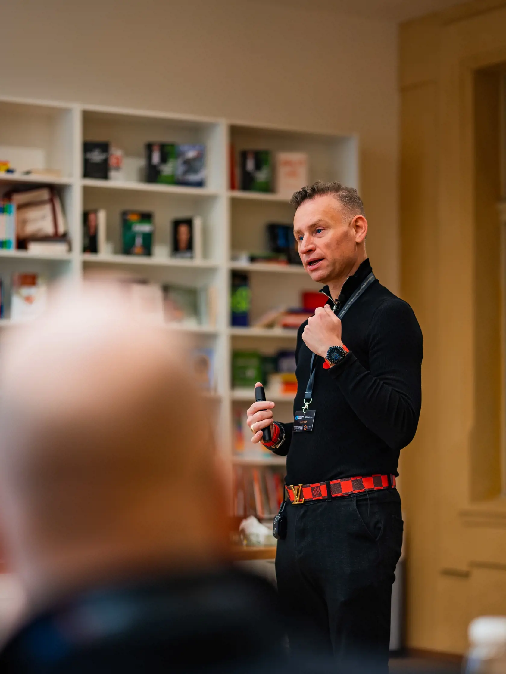 Radim Pařík je profesionálny vyjednávač, lektor, vrcholový manažér a prekladateľ do posunkovej reči. Od roku 2022 je aj prezidentom Asociácie vyjednávačov, na svojom konte má niekoľko kníh.