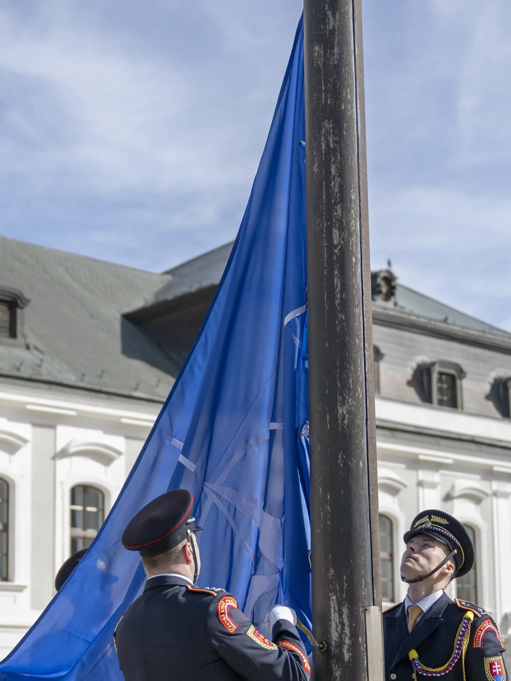 Pri príležitosti 20. výročia vstupu Slovenskej republiky do Severoatlantickej aliancie (NATO) vztýčili vlajku NATO pred Prezidentským palácom v piatok 29. marca 2024 v Bratislave. FOTO TASR - Martin Baumann