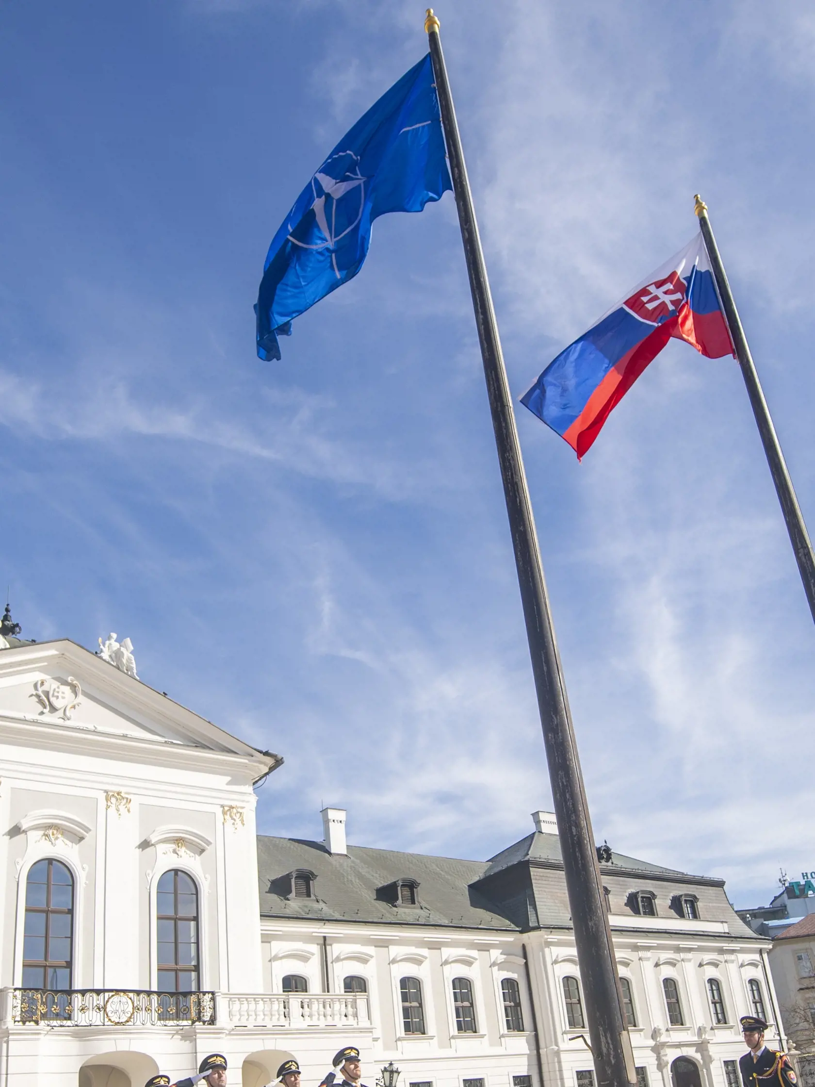 Pri príležitosti 20. výročia vstupu Slovenskej republiky do Severoatlantickej aliancie (NATO) vztýčili vlajku NATO pred Prezidentským palácom v piatok 29. marca 2024 v Bratislave. FOTO TASR - Martin Baumann