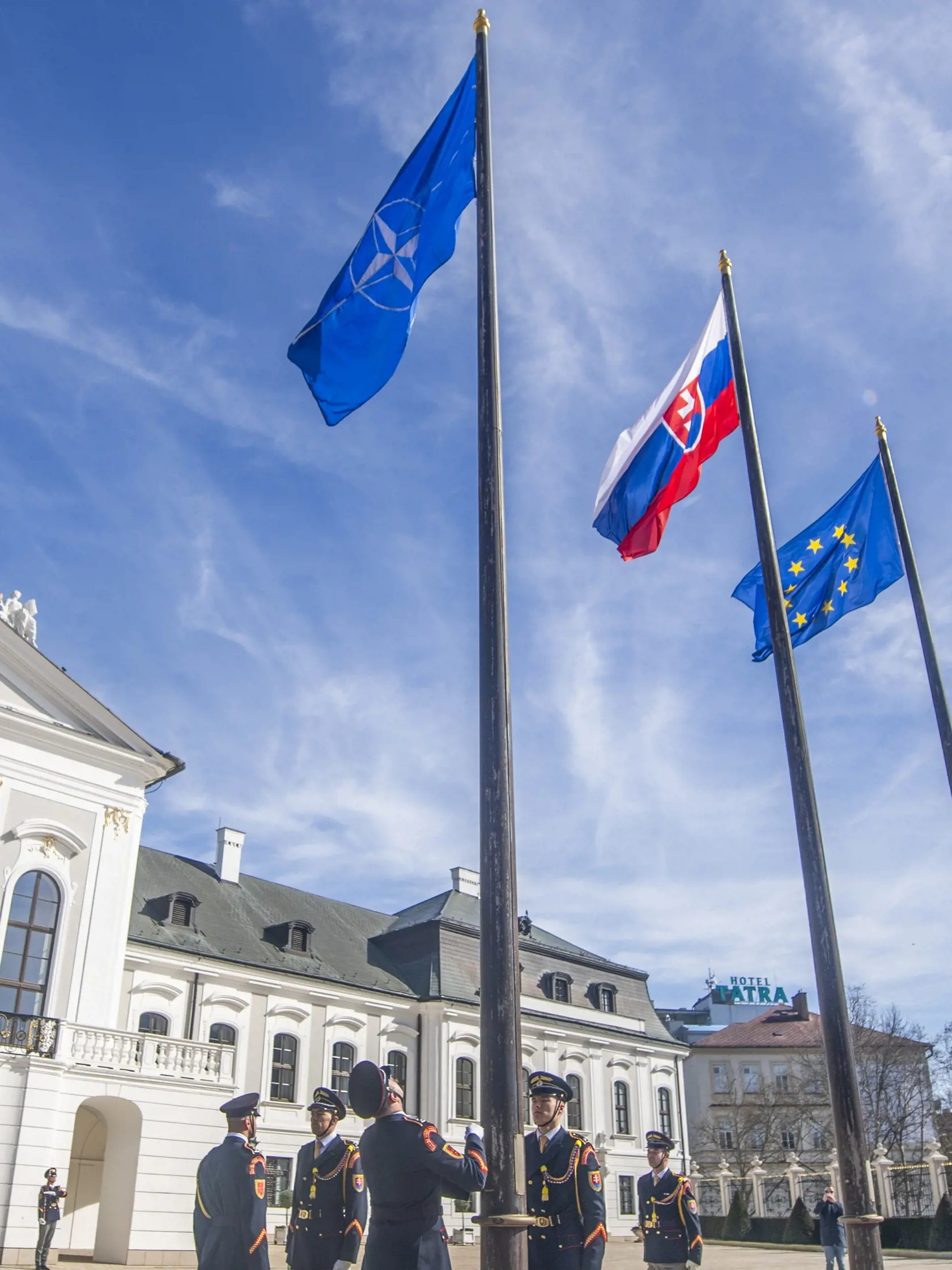 Pri príležitosti 20. výročia vstupu Slovenskej republiky do Severoatlantickej aliancie (NATO) vztýčili vlajku NATO pred Prezidentským palácom v piatok 29. marca 2024 v Bratislave. FOTO TASR - Martin Baumann