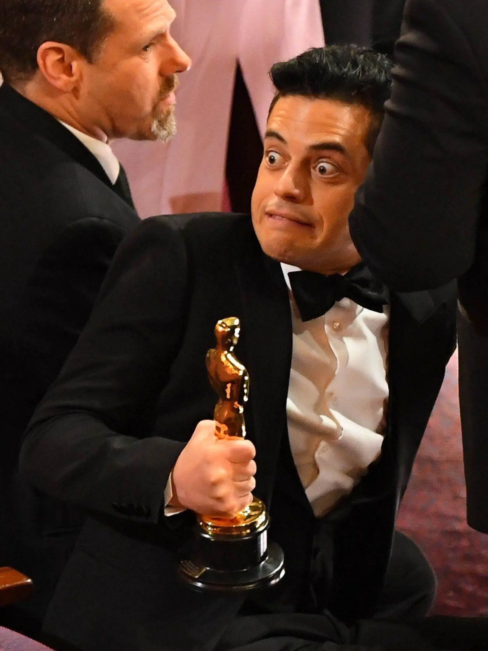 Rami Malek cestou z pódia zakopol a spadol.