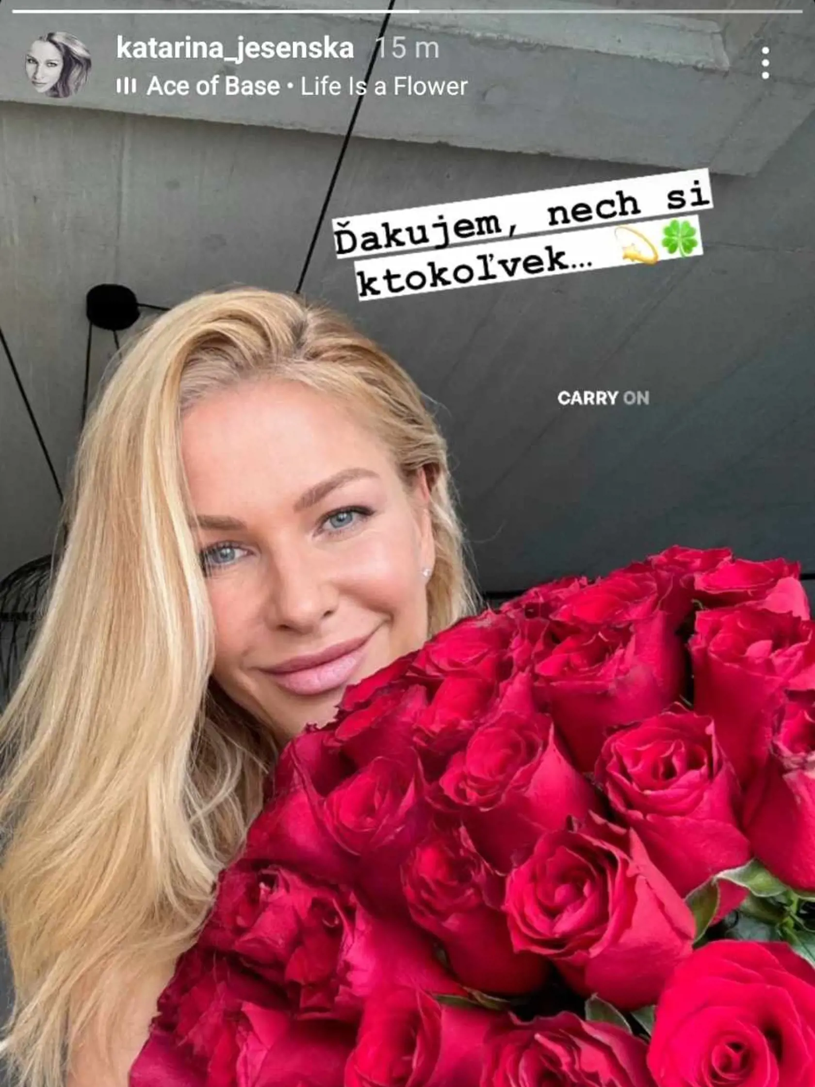 Katarína Jesenská s kyticou od neznámeho odosielateľa
