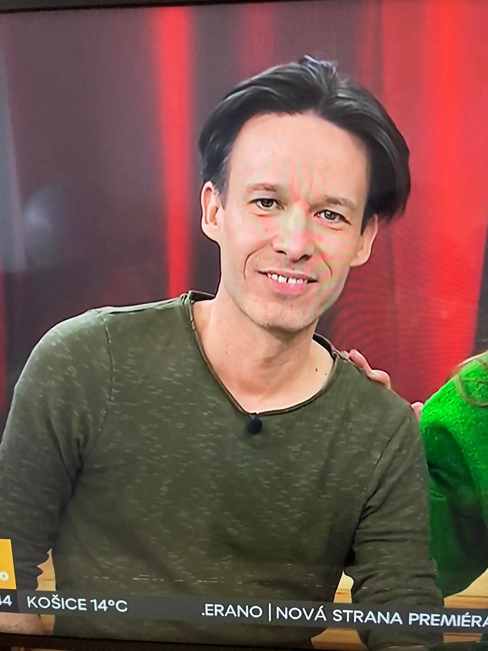 Roman Juraško predviedol nový imidž. Nechal si narásť ofinu, čím pripomína účes Laca Lučeniča.