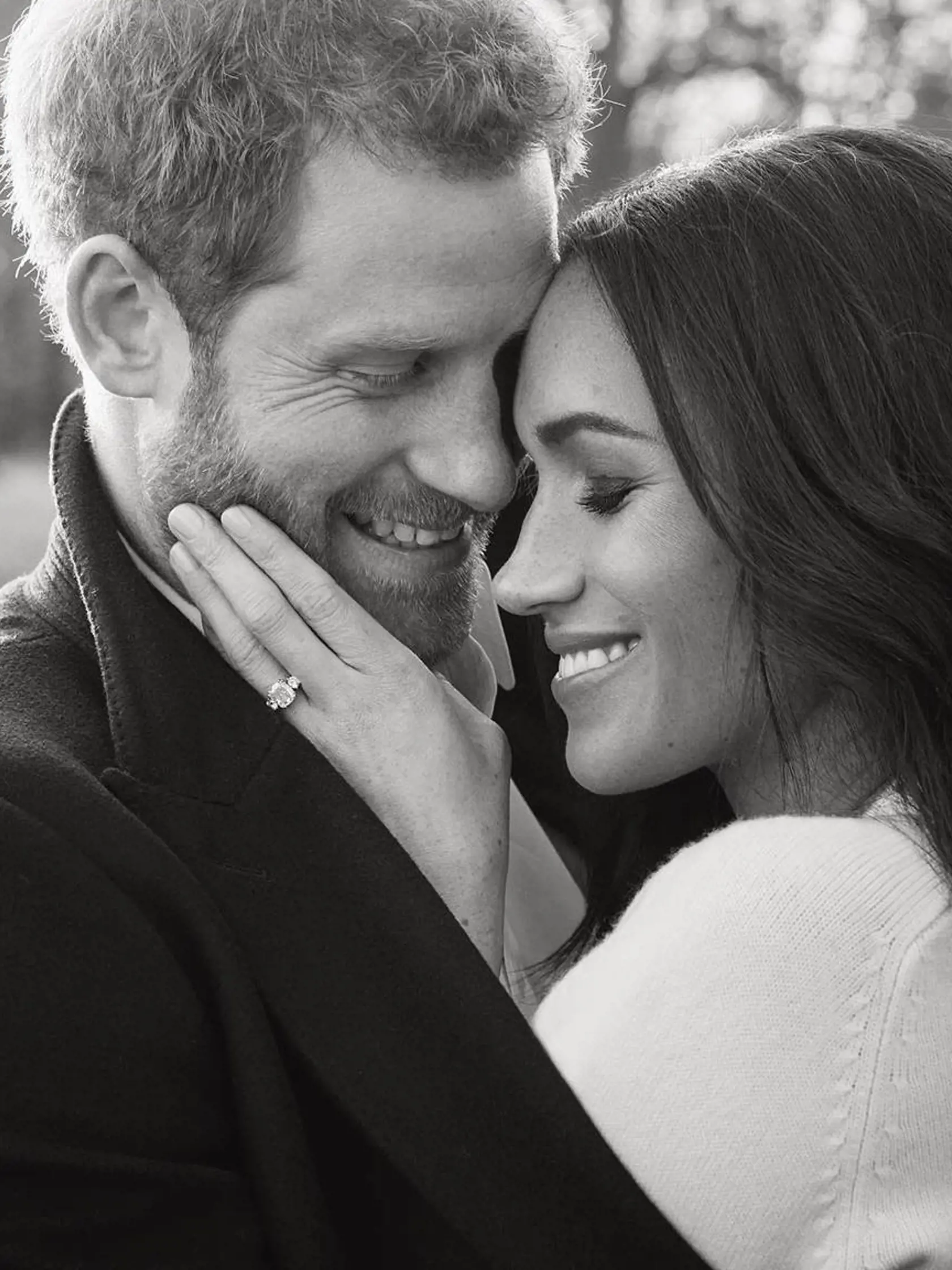 Na tento si všetci pamätáme! Meghan Markle a Princ Harry. V roku 2019 si Meghan nechala prsteň trošku premodelovať.