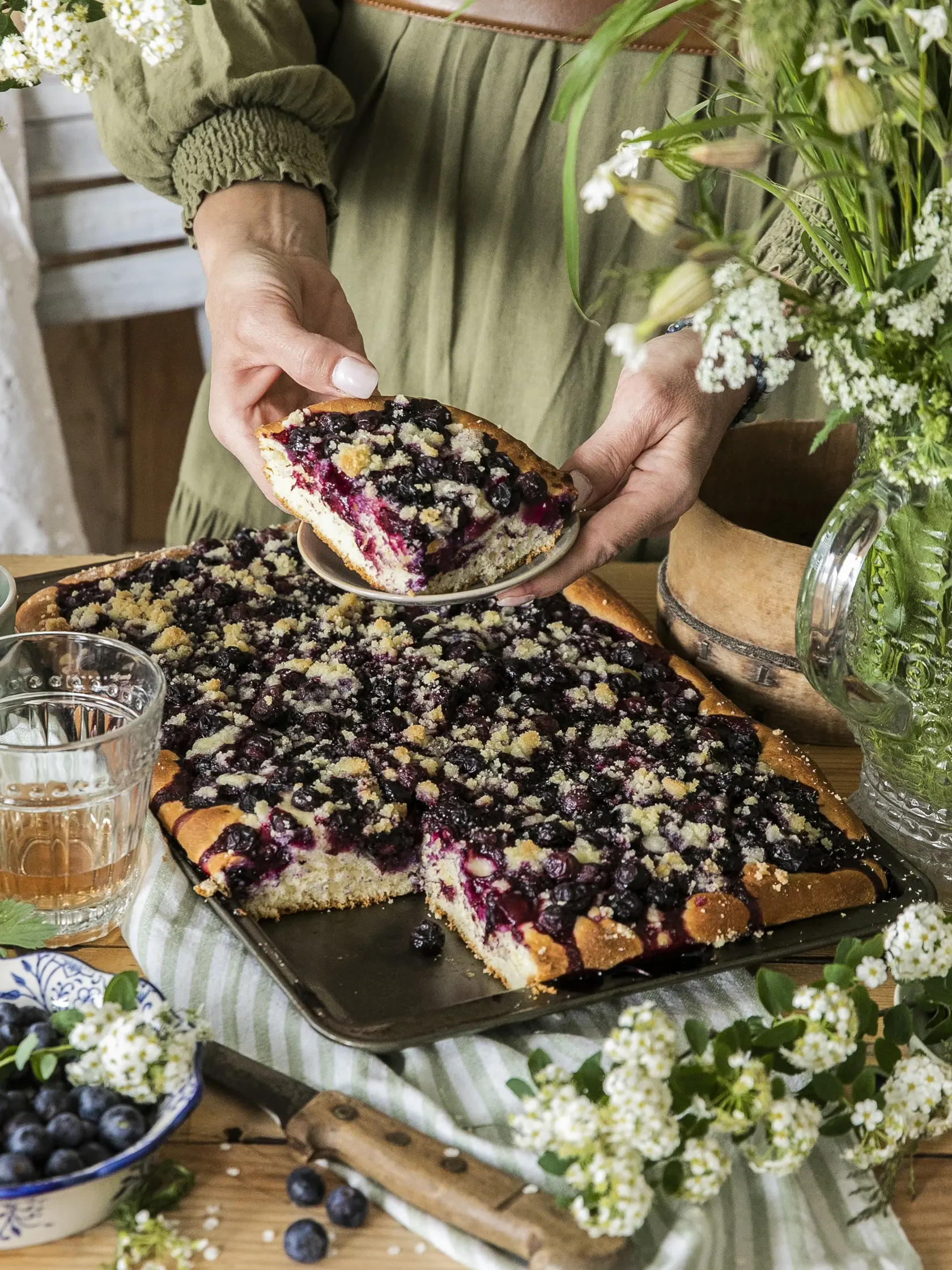 kysnutý čučoriedkový koláč s mrveničkou

recept:
1 PLECH, PRÍPRAVA 35 MINÚT, PEČENIE 40 AŽ 45 MINÚT, KYSNUTIE
Na cesto:
• 275 ml mlieka • 21 g čerstvého droždia • 50 g krupicového cukru
• 300 g polohrubej múky • 2 žĺtky
• 80 g masla + na vymazanie plechu • štvrť lyžičky soli • 800 g čučoriedok
Na mrveničku:
• 100 g masla • 100 g krupicového cukru • 150 g polohrubej múky
1. Do vlažného mlieka, pridajte droždie, lyžičku cukru a lyžičku múky. Premiešajte a nechajte akt