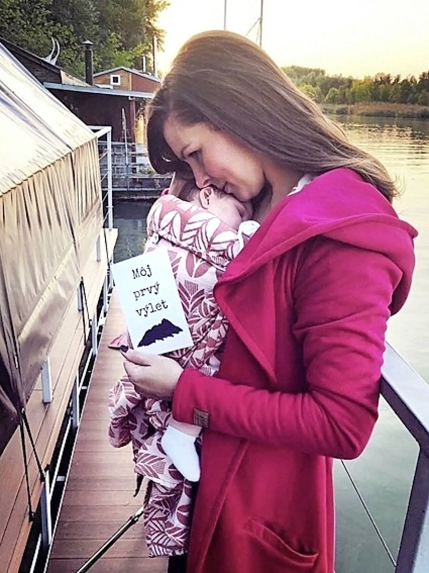 Aj keď s matkou svojho dieťaťa nežije, obaja sa dievčatka nevedia nabažiť. 