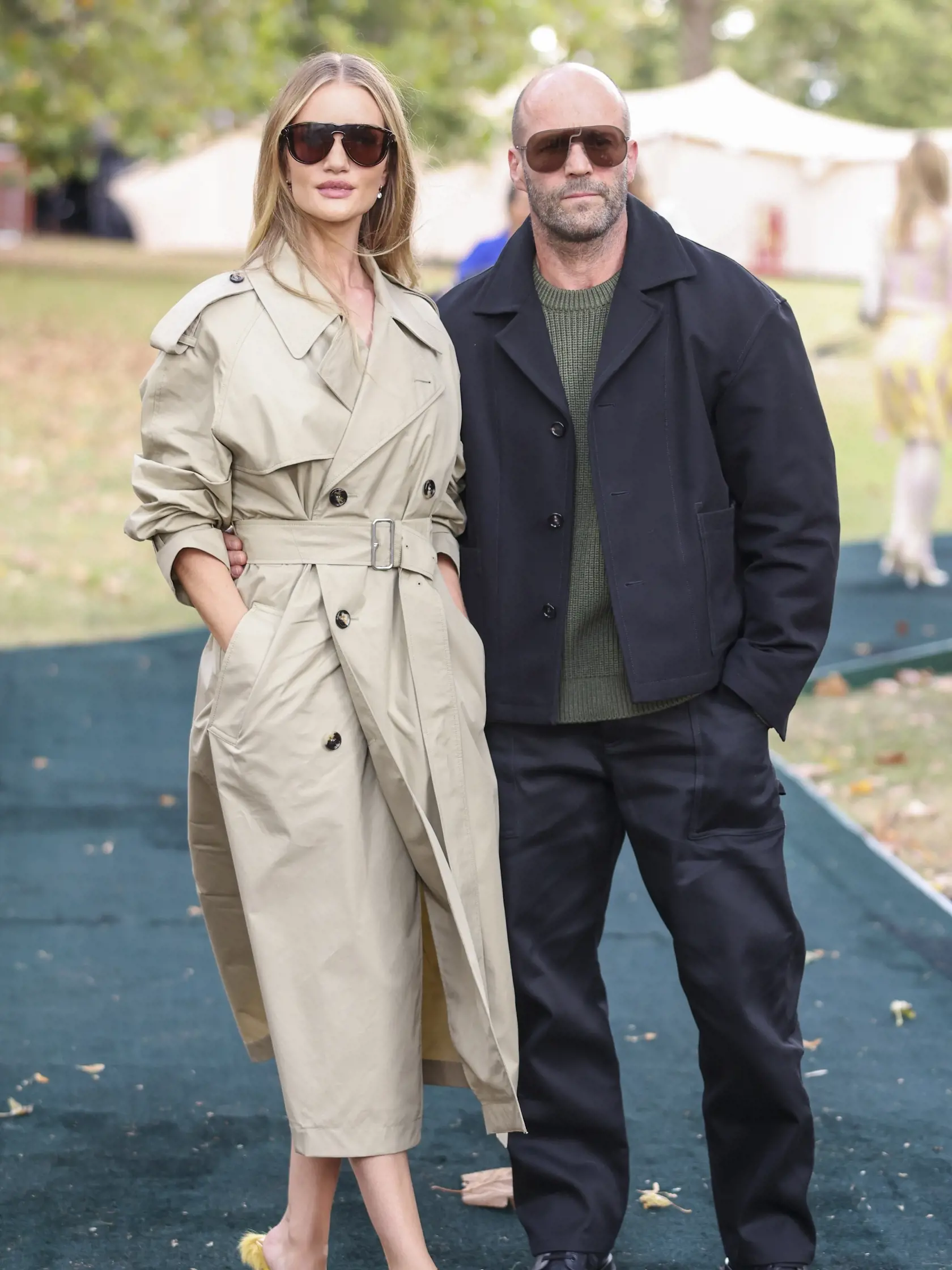 EBE 18 Londýn - Na snímke sprava britský akčný herec Jason Statham a jeho partnerka Rosie Huntington-Whiteleyová pózujú fotografom počas príchodu na módnu prehliadku Burberry Spring Summer 2024 v Londýne v pondelok 18. septembra 2023. FOTO TASR/AP

Rosie Huntington-Whiteley, left, and Jason Statham pose for photographers upon arrival at the Burberry Spring Summer 2024 fashion show on Monday, Sept. 18, 2023 in London. (Vianney Le Caer/Invision/AP)