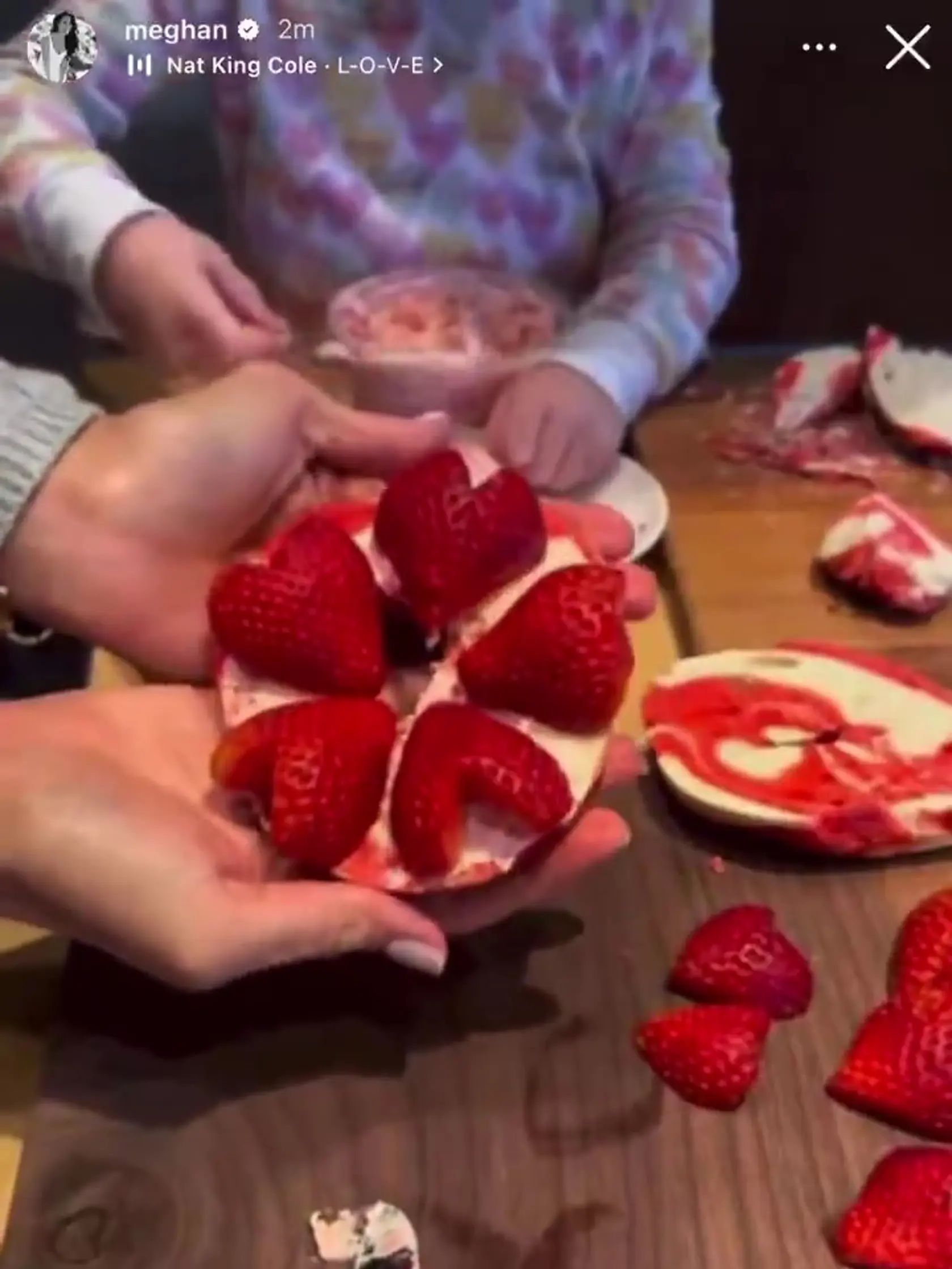 Meghan zverejnila nové zábery, na ktorých jej Archie a Lilibet pomáhajú s prípravou valentínskych maškŕt. Lilibet v mikine so srdiečkami veselo natiera. 