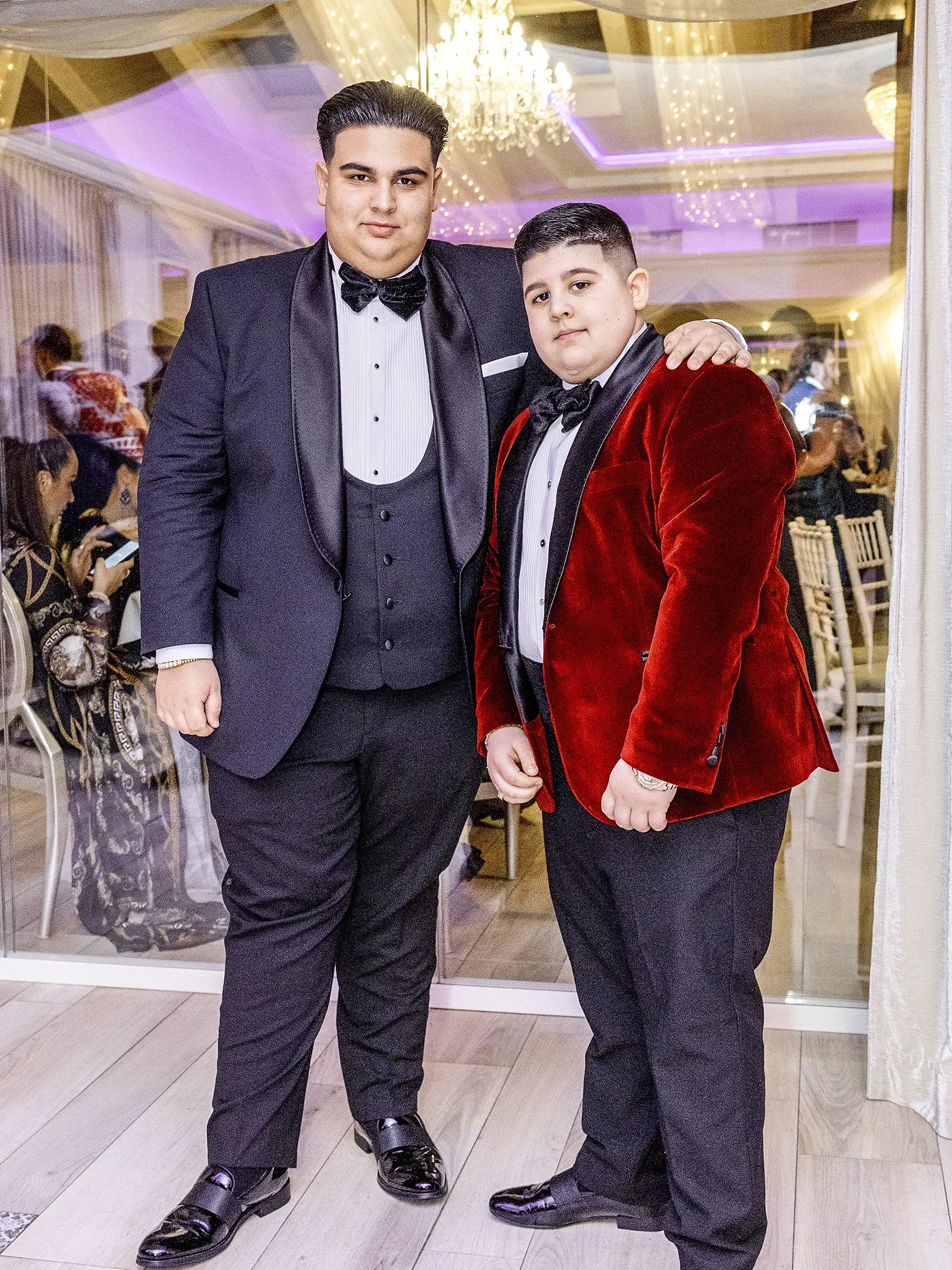 Rómsky ples v nitrianskom hoteli Zlatý kľúčik. Na snímke sú synovia Štefana Picúra Banyáka Štefan (Picúrko) a Benjamin.