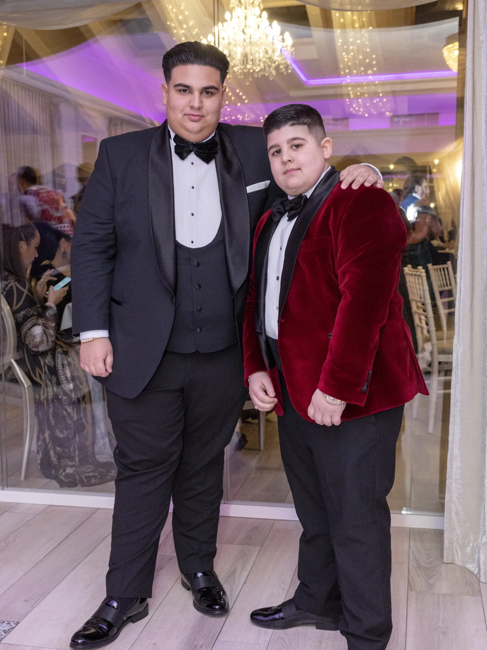 Rómsky ples v nitrianskom hoteli Zlatý kľúčik. Na snímke sú synovia Štefana Picúra Banyáka Štefan (Picúrko) a Benjamin.