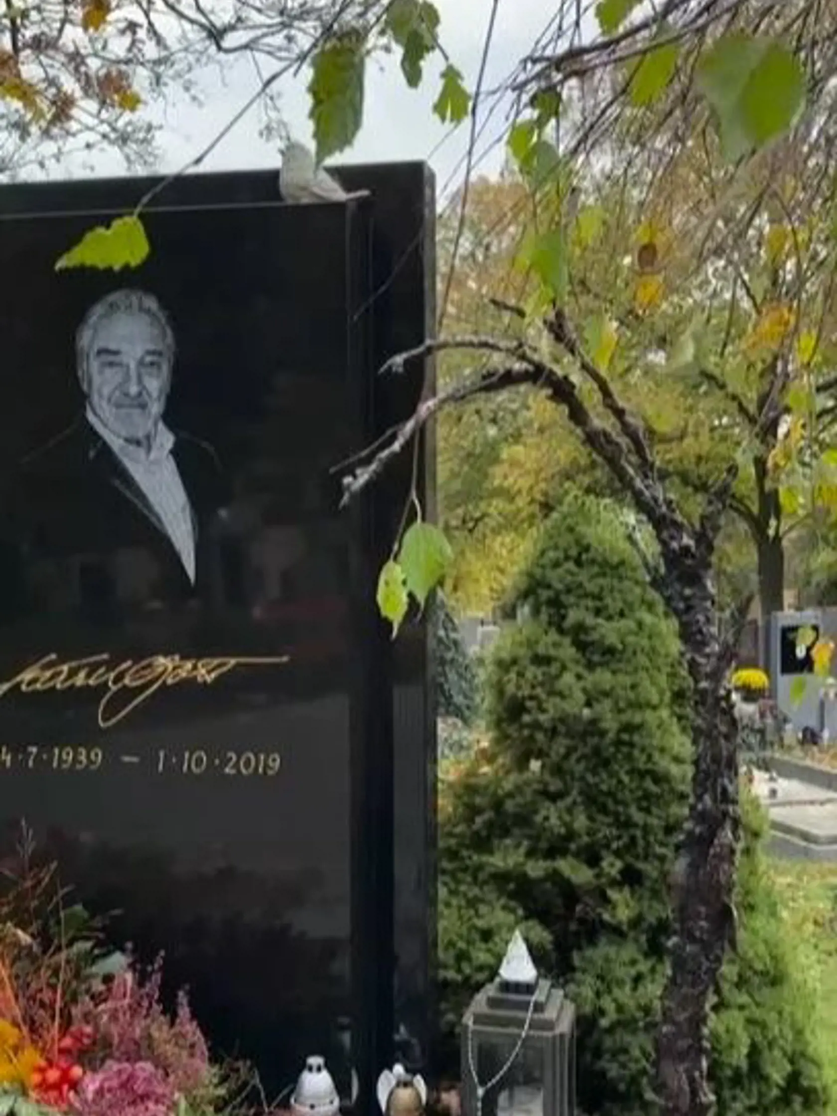 Vdova Ivana Gottová nechala vyrobiť novú sochu pri hrobe manžela Karla Gotta - bronzový strom z anjelikov, ktoré fanúšikovia naznášali za tie roky od jeho smrti.