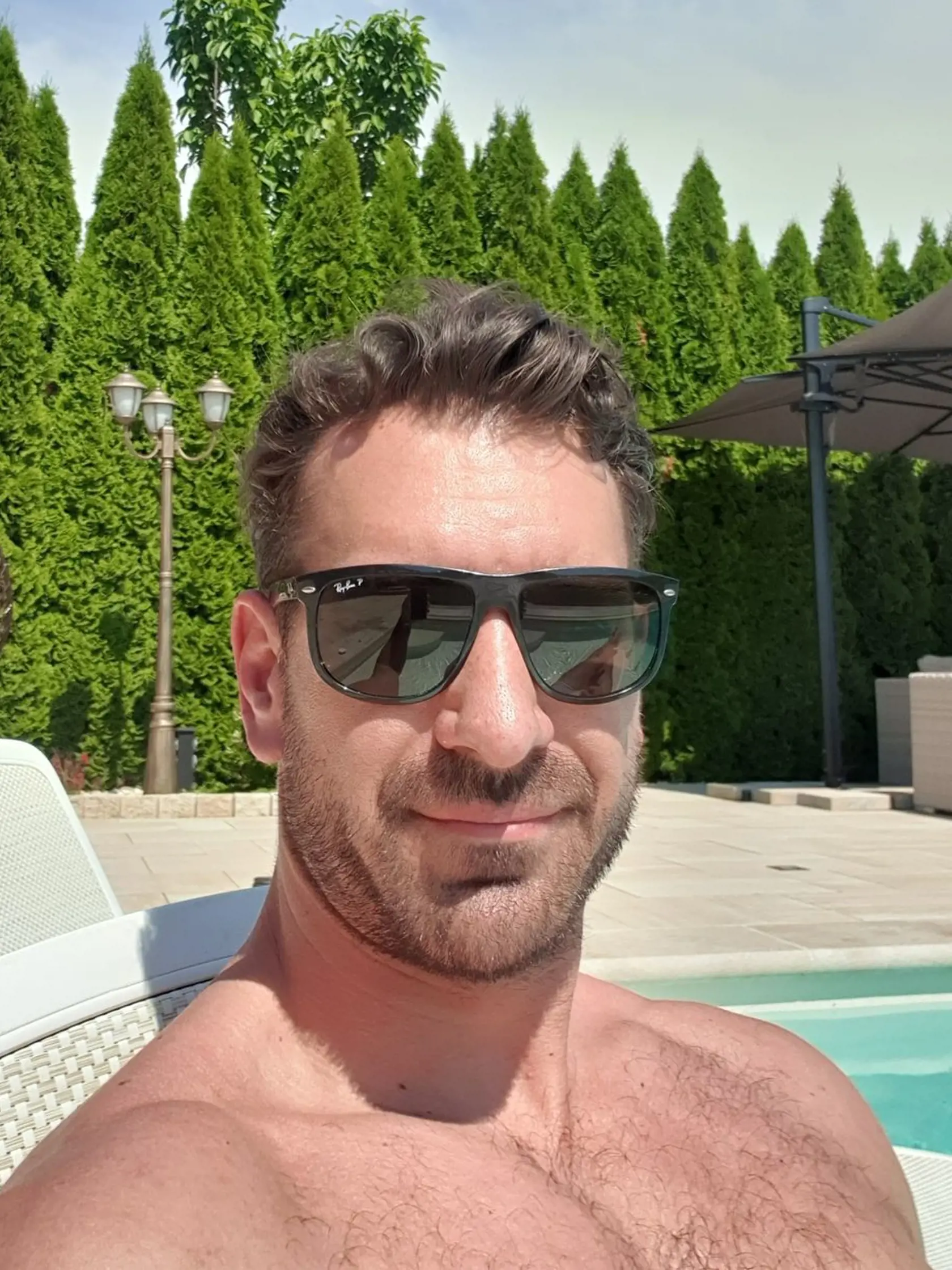 Keby sa Valábik toto leto nedostal na dovolenku do zahraničia, určite nemusí zúfať, veď doma si vybudoval prostredie, za ktoré by sa nehanbili luxusné hotely.