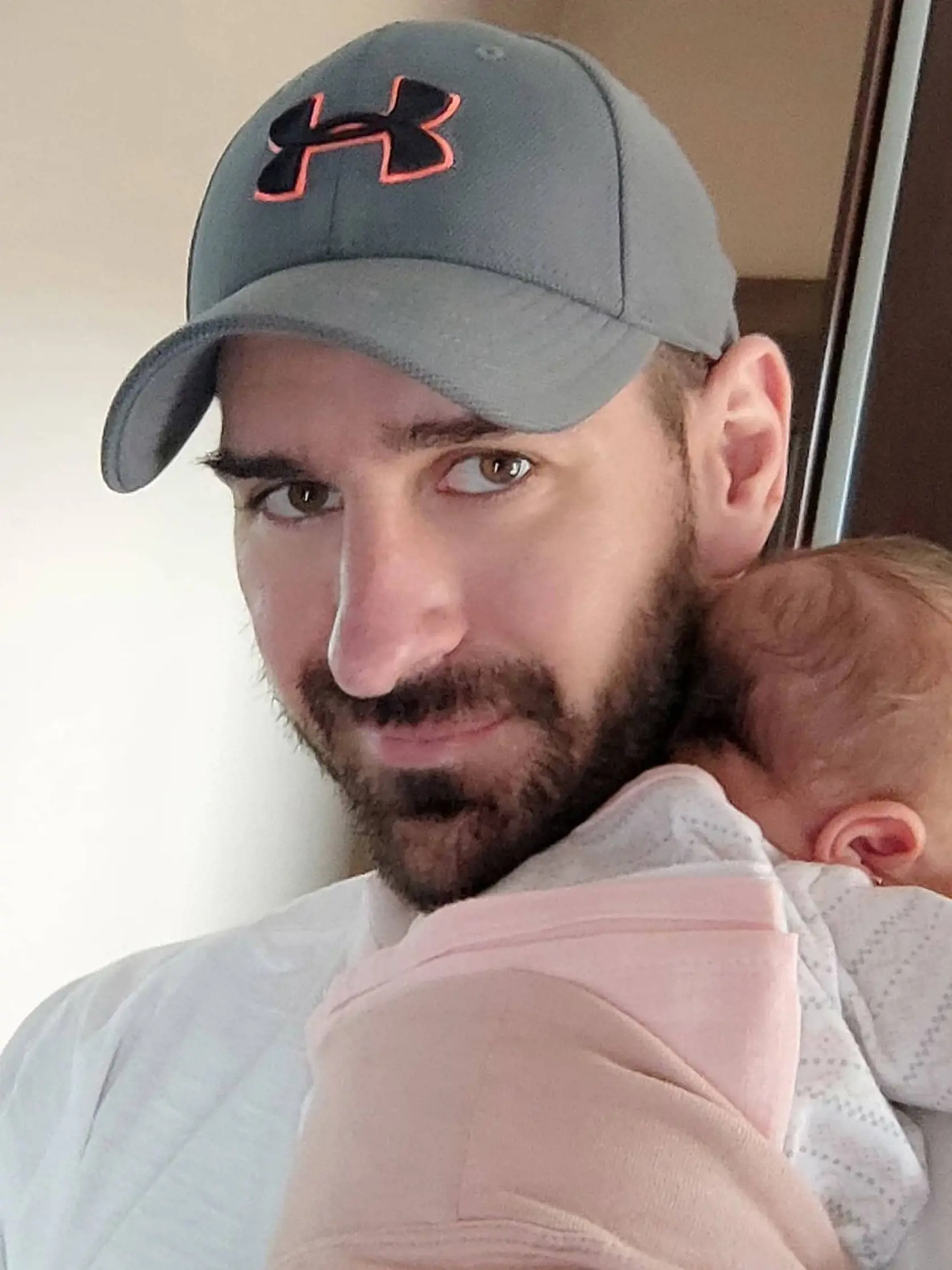 Hokejový fešák Boris Valábik si otcovstvo užíva plnými dúškami. Pred pár dňami však zažil hororové chvíle.
