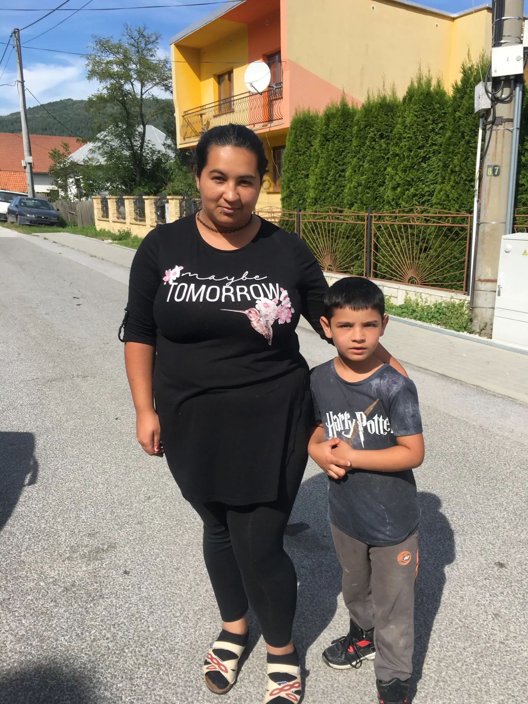 Monika Tulejová so synom Rolandom (7) sa tešia, že vyučovanie sa už konečne začalo. Chlapček prezradil, že najviac sa teší na kamarátov, kreslenie a telocvik.