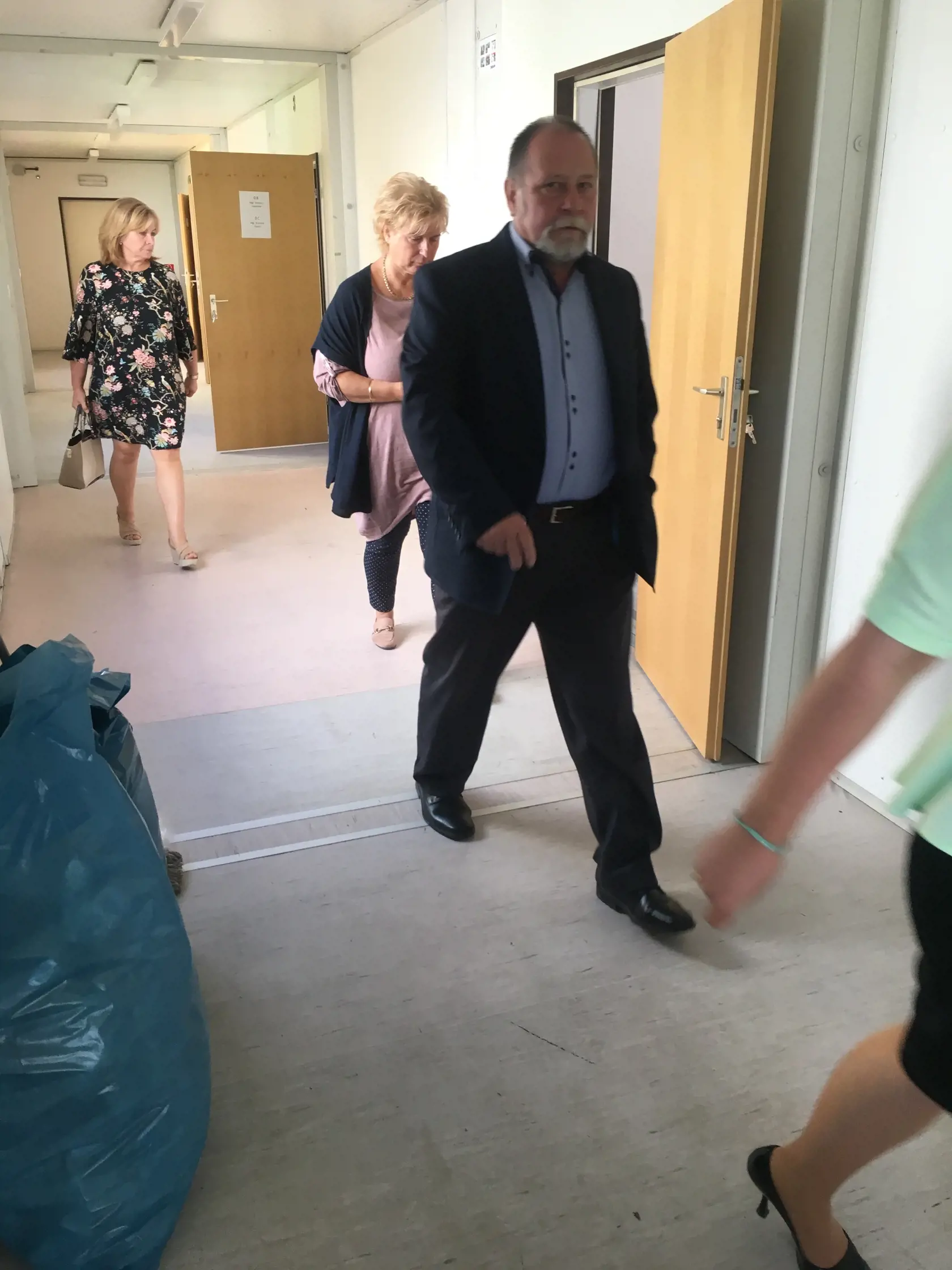 Kontrola z Okresného úradu v Košiciach. V popredí šéf odboru Jozef Javorka.