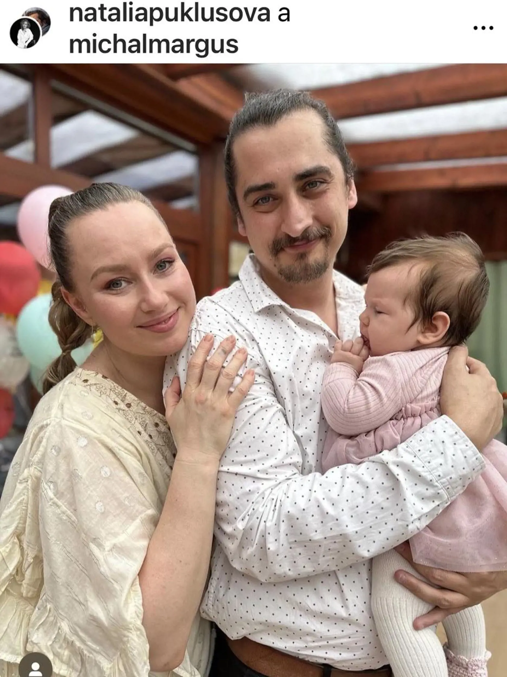 Na snímke herečka Natália Puklušová so snúbencom a ich dcérkou Wilkou.