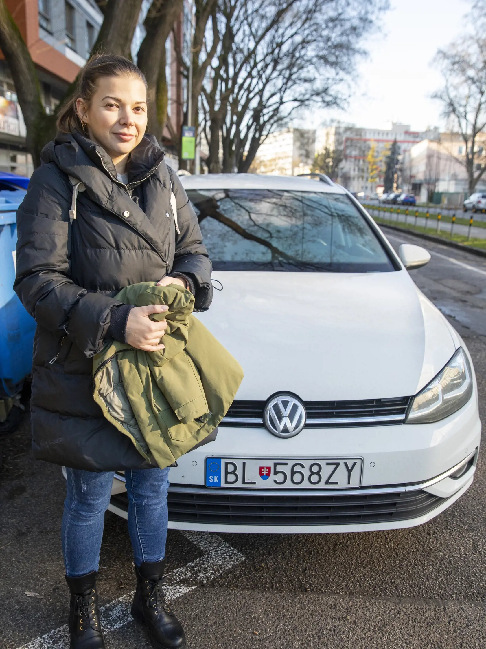 Lucia (33) - Nepočula som ešte o tom, ale všetko ide tak rapídne hore. Na druhej strane, ja som ten typ, čo myslí ekologicky a vidím koľko vrakov kade- tade stojí a možno toto bude práve ten aspekt, ktorý pomôže tomu, aby sa preriedili tie parkoviska od tých vrakov. Nevravím, že som za, ale je tam na tom niečo dobré.
