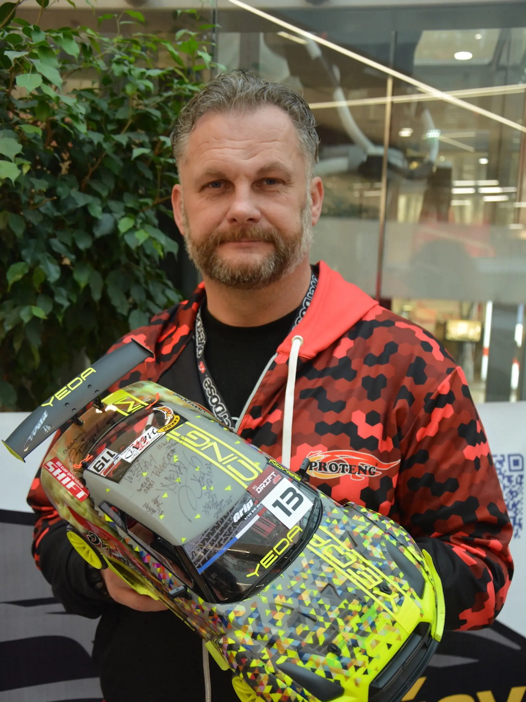 Ramon Malovec (50) z Bratislavy. Driftu sa venuje vyše roka, pretekal s modelom GT, ktorý mal jeden z najšpičkovejších profi podvozkov. “Jeho cena je taká slušná octávia,” zasmial sa. 
