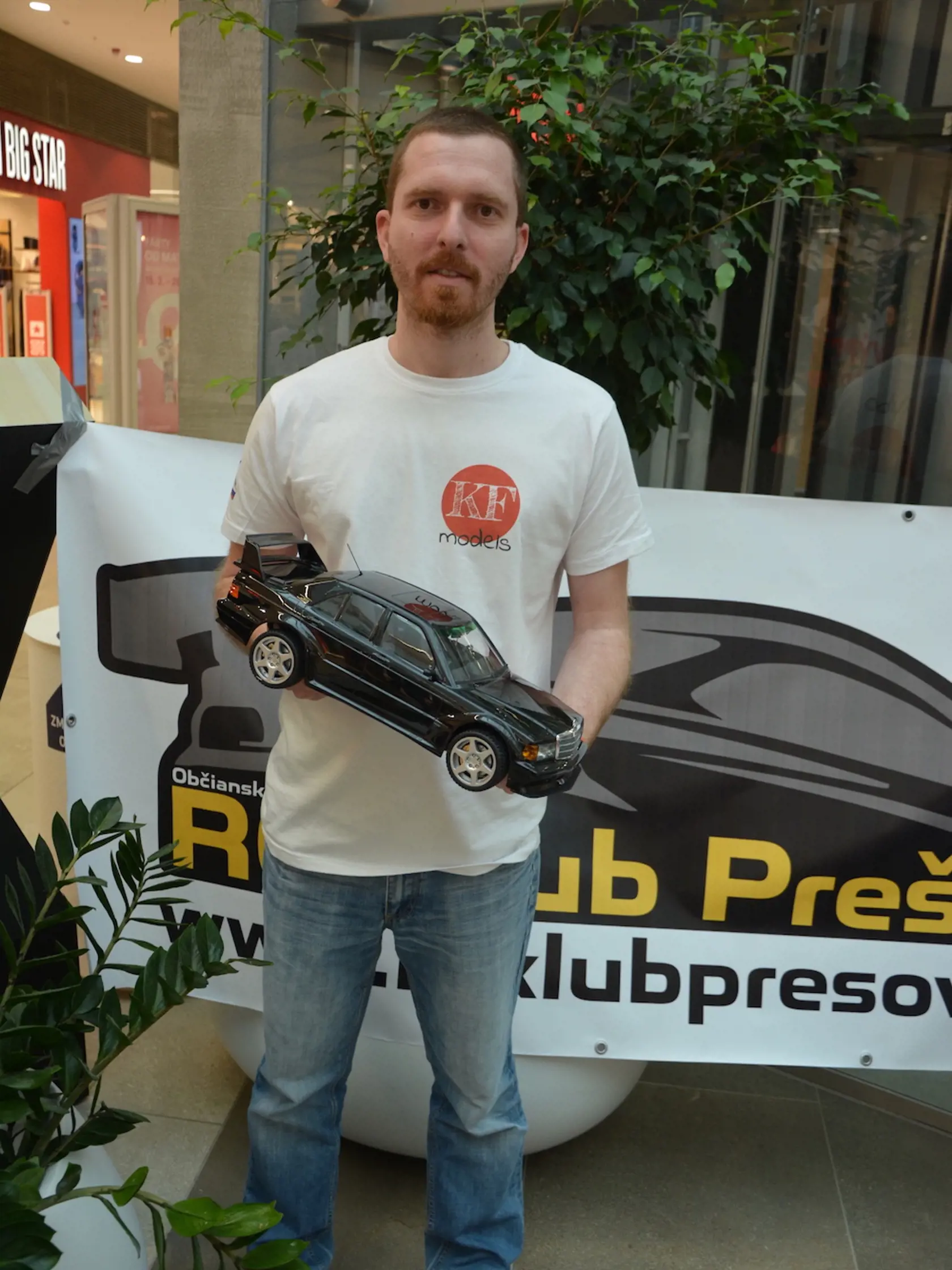 Peter Kubička (35) z Bratislavy s modelom Mercedes Benz E190 Evolution 2. Je to kópia civilného auta, ktoré bolo na závodné účely urobené kvôli homologizácii. Je to jediný kus na Slovensku, má urobený kompletný interiér, brzdy, voňavý stromček ako skutočné auto. Ide o to, aby sme ľuďom ukázali, ako sa dá model urobiť a stále bude funkčný a dá sa s ním “hrať”. Venuje sa výrobe modelov už 20 rokov. 
