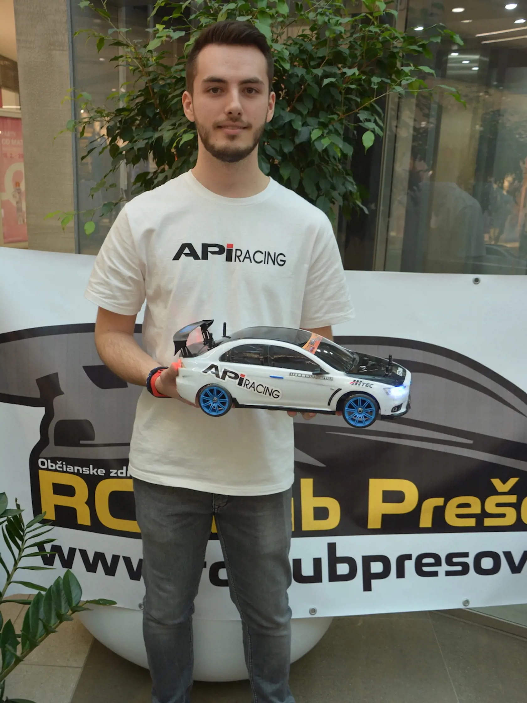 Martin Volko (21) z Prešova, tejto záľube sa venuje už 9 rokov, preteká s modelom s japonským podvozkom Sekura Zero S, na ktorom je karoséria Mitsubishi Evo 10. Vraví, že na to, aby preteky odjazdil úspešne, je potrebné veľa trénovať. 
