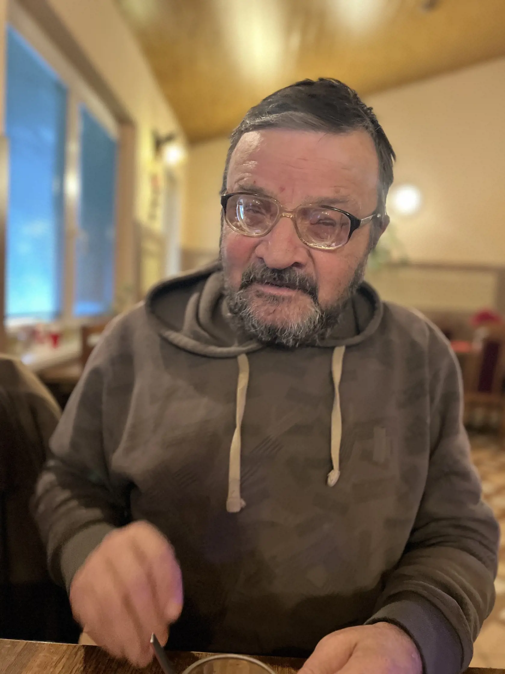 „Moje videnie sa postupne zhoršuje, diagnostikovali mi šedý zákal a operácia by mi mohla výrazne pomôcť,“ hovorí Vladimír. Krátkozrakosť ho trápi už od detstva, pričom dnes má dioptrie –18 na ľavom oku a –18,5 na pravom.