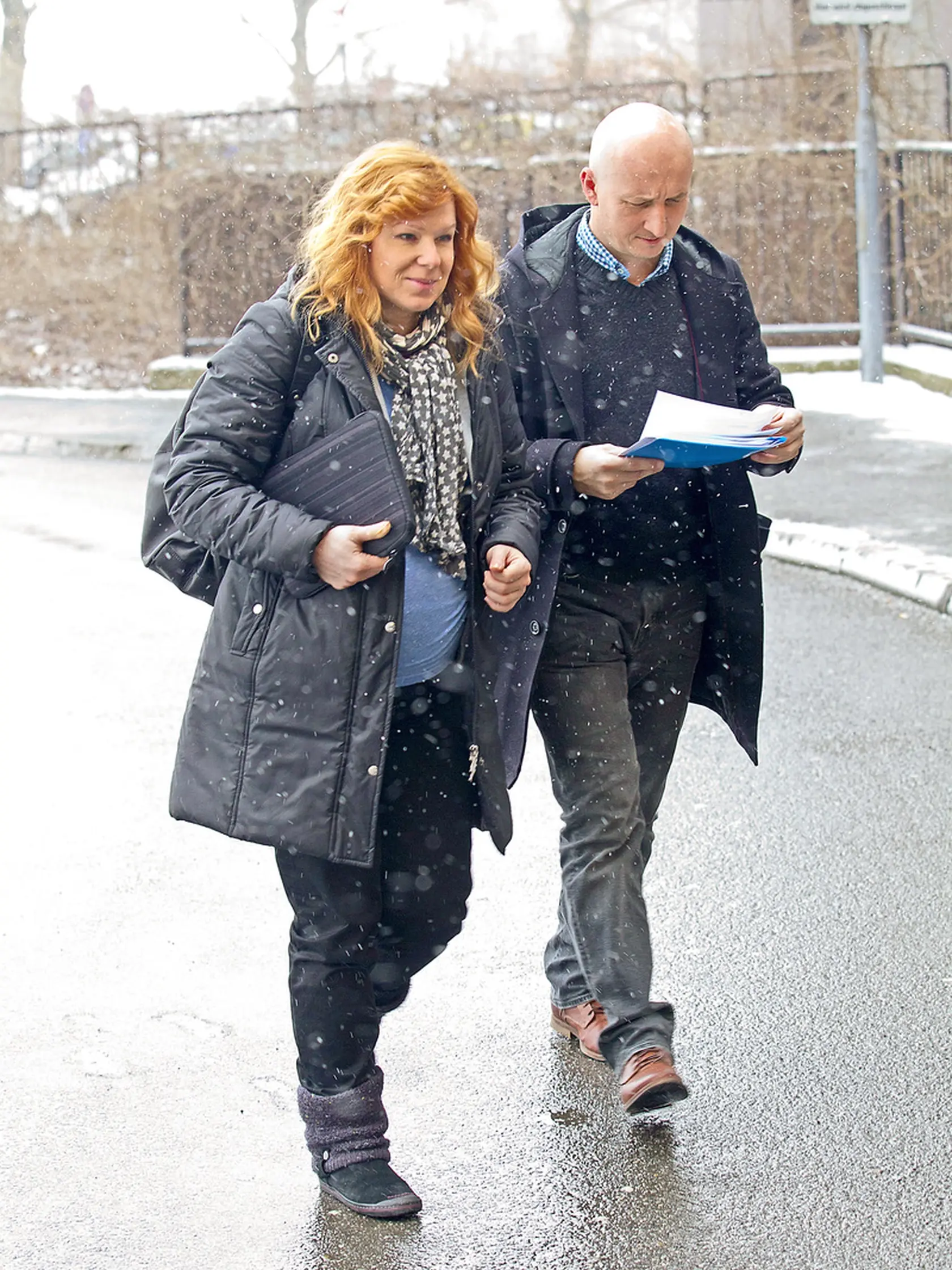 10:30 hod.: Krajčiová s úsmevom prichádza do pôrodnice, sprevádza ju jej partner.