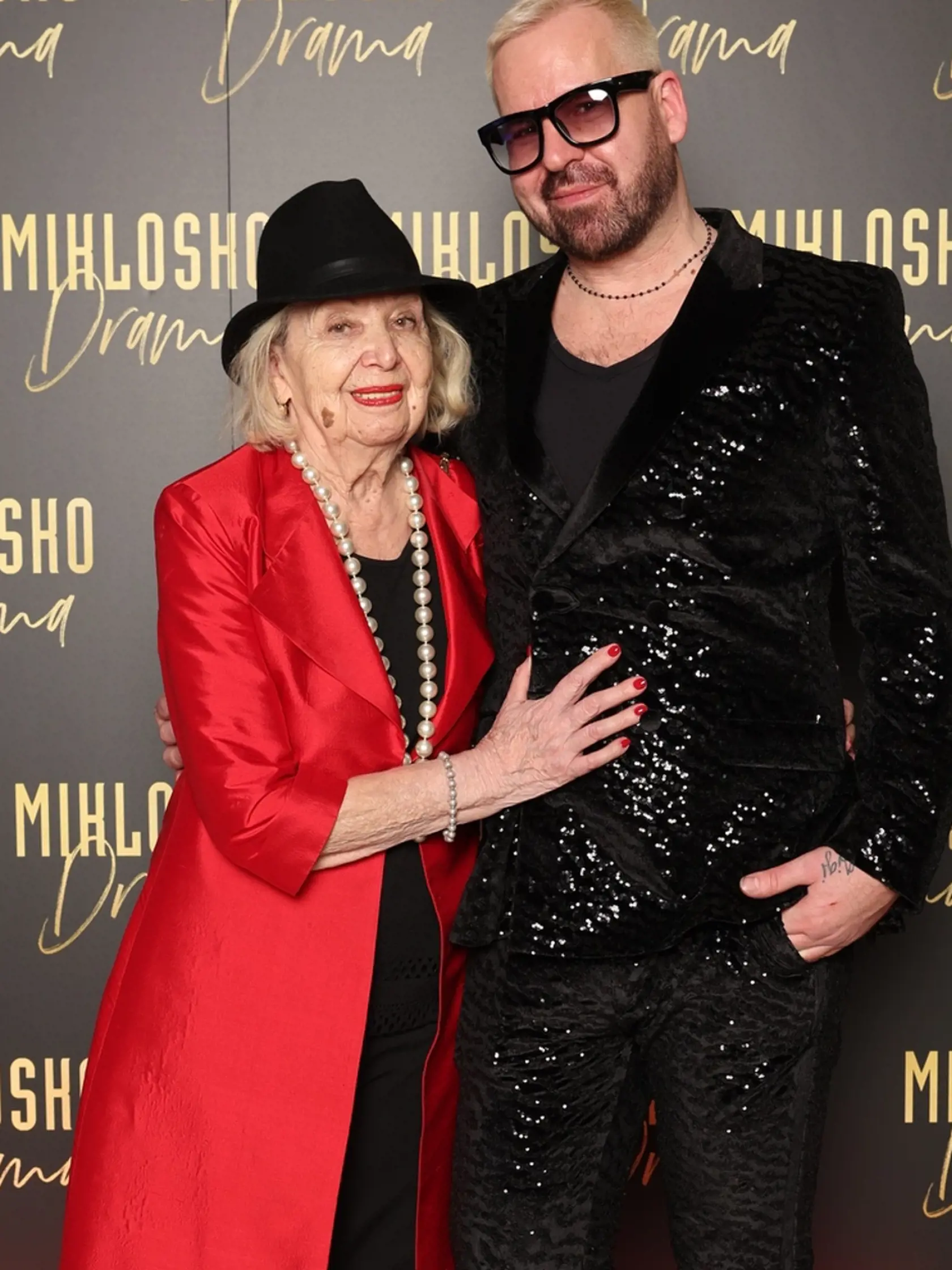 Ferko Mikloško na snímke s mamičkou, ktorá je aj v pokročilom veku štýlová žena.