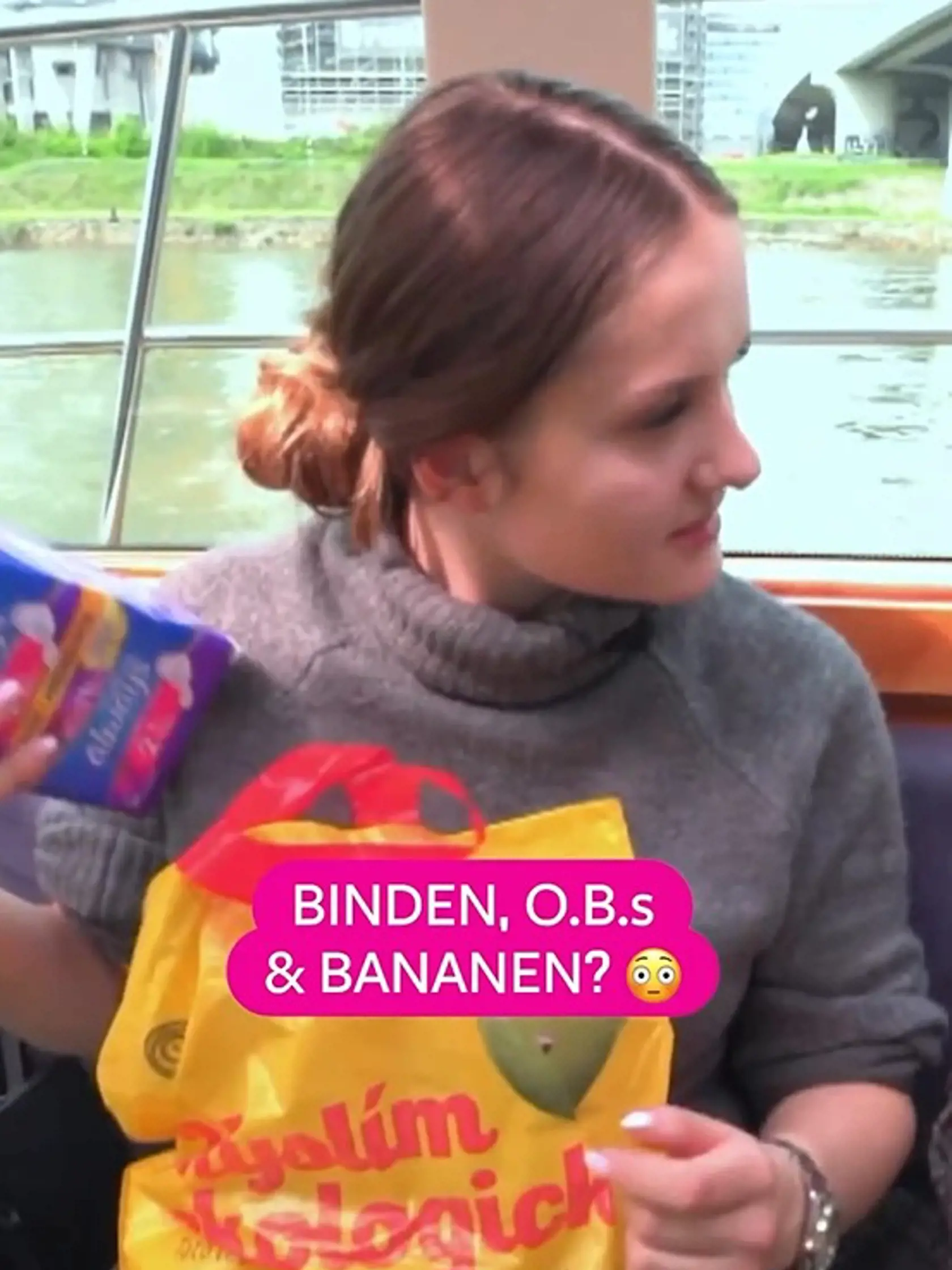 Záber je namierený na Davinu Geissovú (19), ktorá v rukách zviera žltú igelitku známeho obchodného reťazca. Po chvíli z nej pred kamerou vytiahne balíček hygienických vložiek a tampónov, z ktorých má obrovskú radosť, keďže ako sama hovorí, ide o značky, ktoré používa.