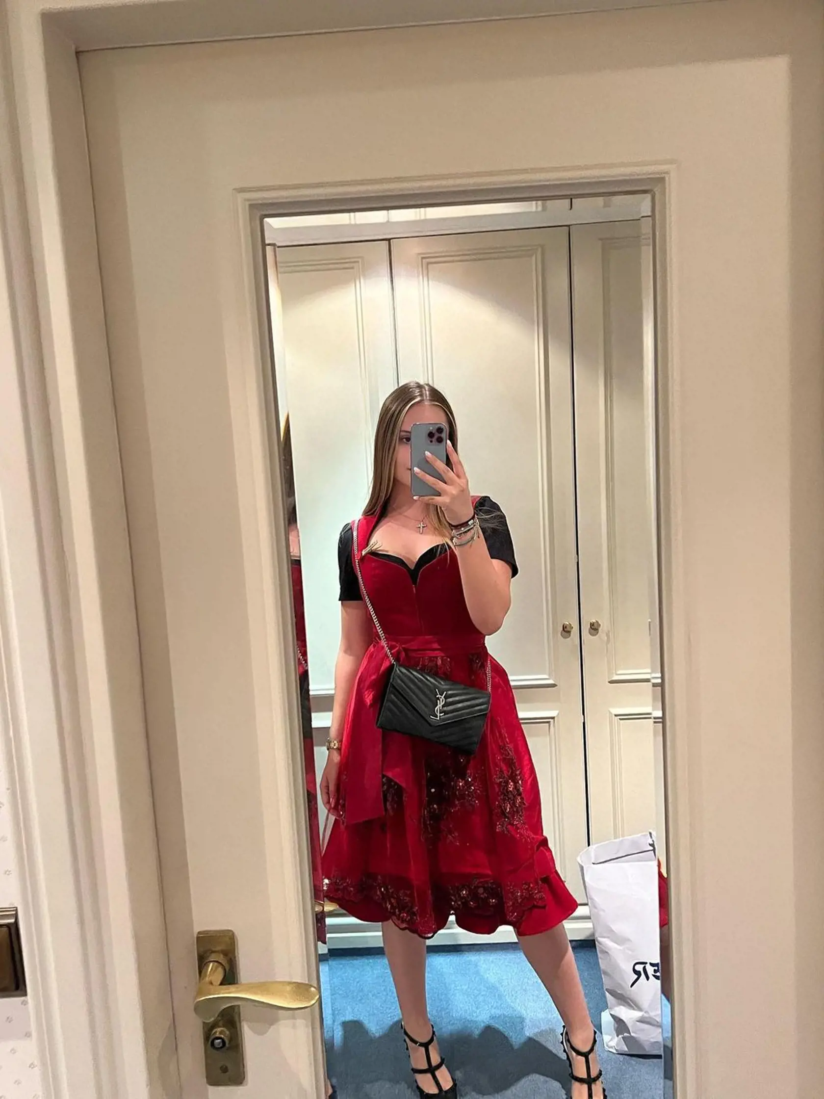 Ako si však Shania a Davina zarobia peniaze? Otec Róbert sa svojich dcér zastal a v rozhovore všetko objasnil: „Majú svoju vlastnú reality šou, ktorú natáčajú, majú Instagram, sociálne siete a všetky tie čarovné veci súčasnosti. Davina už vyrába svoju vlastnú kolekciu športového oblečenia a Shania je už úspešná s obrazmi.“ Robert v rozhovore objasnil, že obe pracujú pomerne veľa: „Nakrúcanie znamená: Začínaš o deviatej ráno a končíš o šiestej, siedmej, ôsmej večer. Všetko je to práca,“ dodal v r