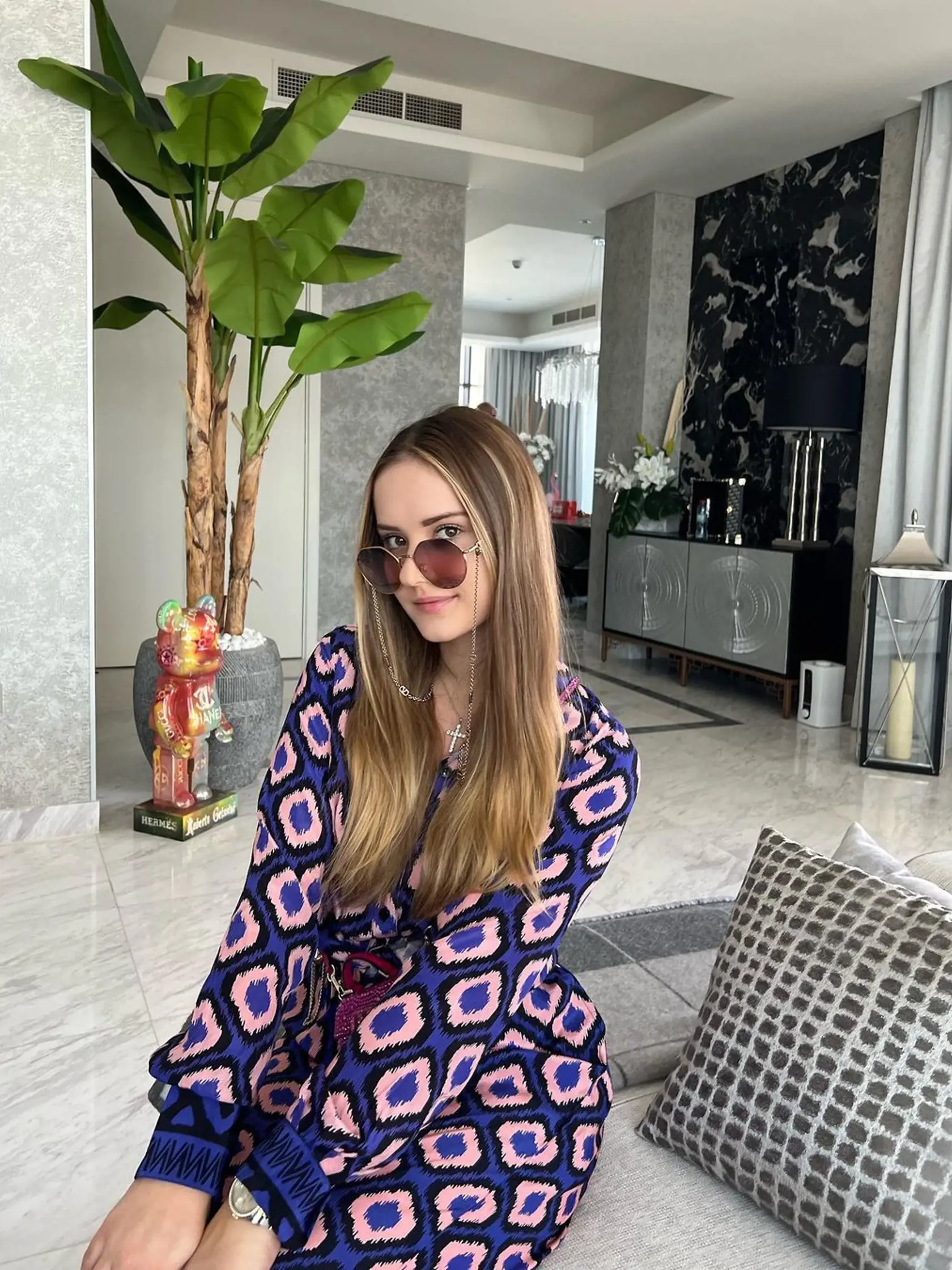 Ako si však Shania a Davina zarobia peniaze? Otec Róbert sa svojich dcér zastal a v rozhovore všetko objasnil: „Majú svoju vlastnú reality šou, ktorú natáčajú, majú Instagram, sociálne siete a všetky tie čarovné veci súčasnosti. Davina už vyrába svoju vlastnú kolekciu športového oblečenia a Shania je už úspešná s obrazmi.“ Robert v rozhovore objasnil, že obe pracujú pomerne veľa: „Nakrúcanie znamená: Začínaš o deviatej ráno a končíš o šiestej, siedmej, ôsmej večer. Všetko je to práca,“ dodal v r
