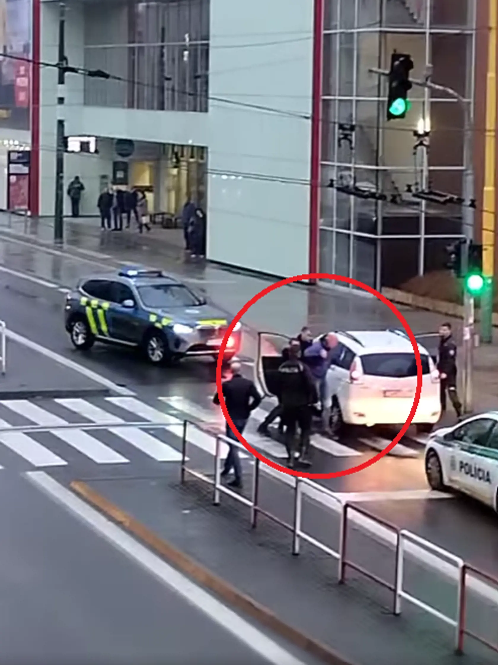 Policajná brutalita v centre Žiliny.
