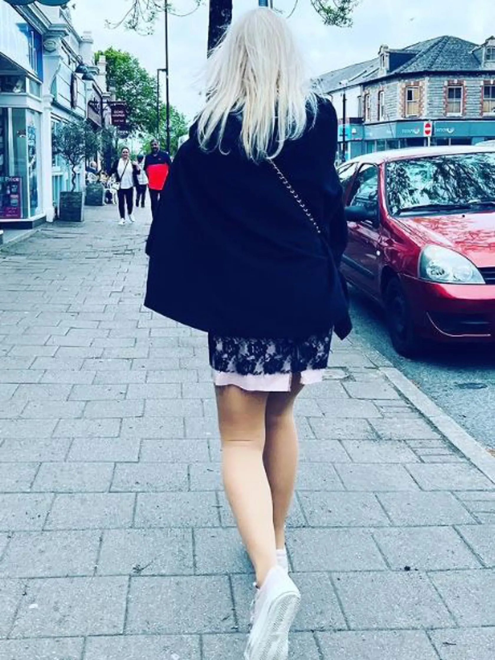 Pred pár dňami vyznal lásku tejto kráčajúcej blondínke.