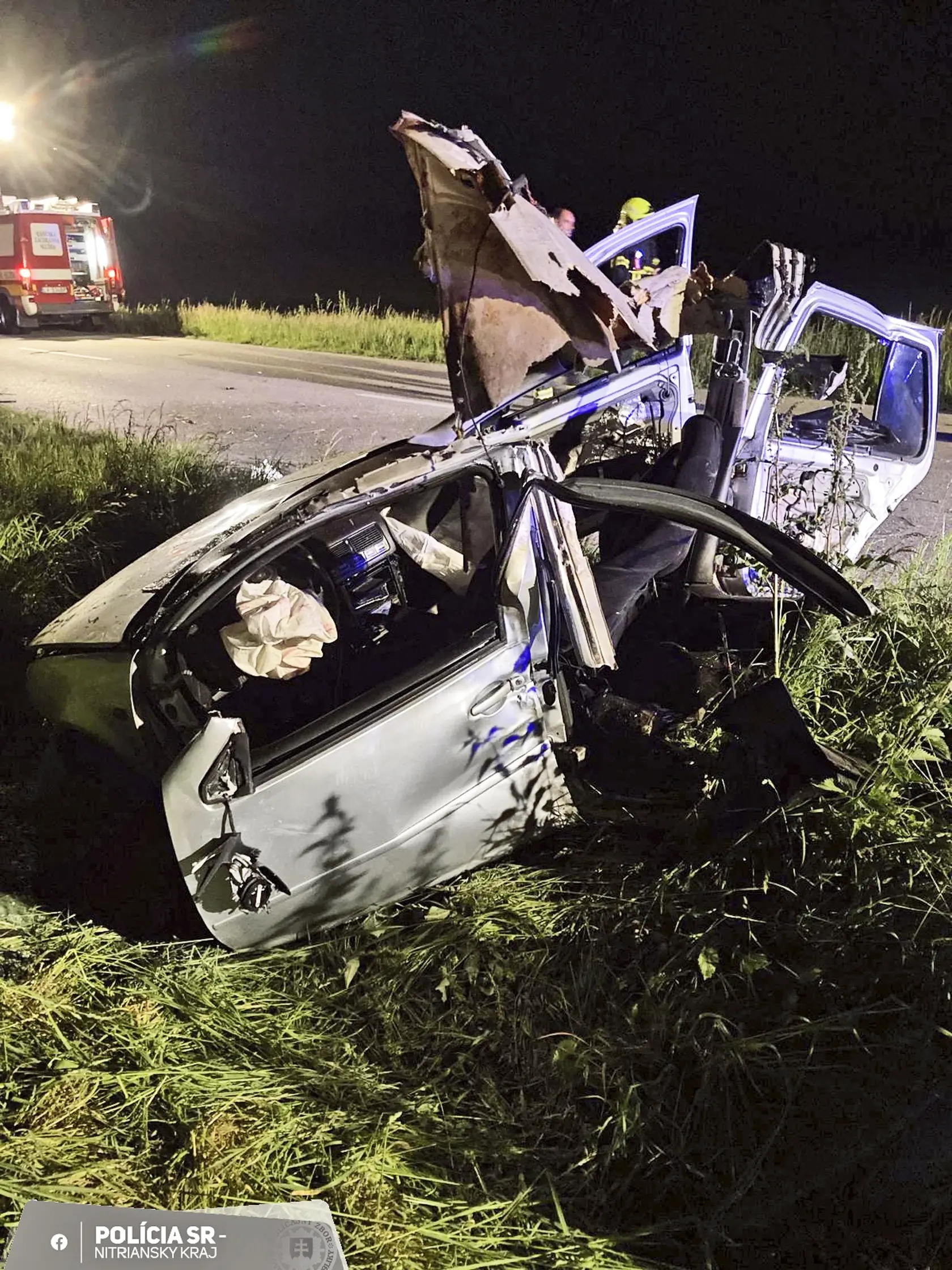 Volkswagen po náraze do stromu roztrhlo a ostal z neho len vrak.