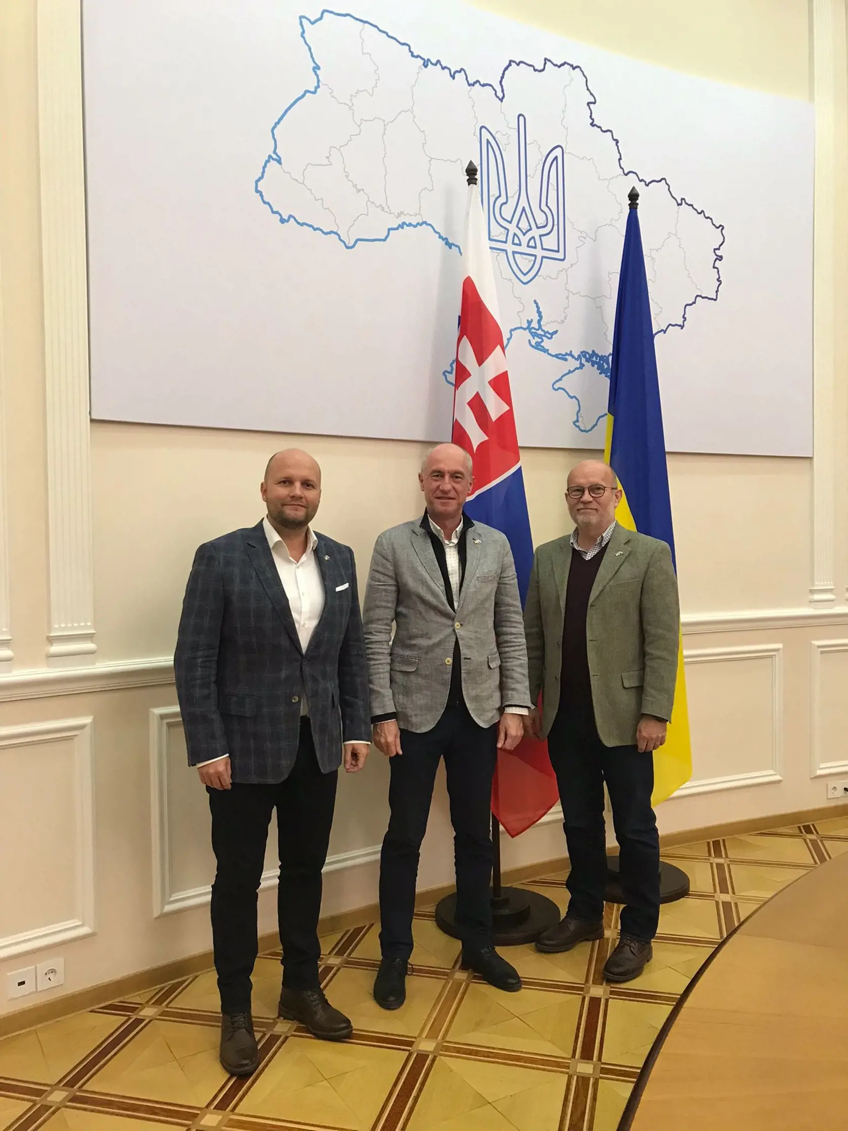 Slovenský minister zahraničných vecí a európskych záležitostí SR Rastislav Káčer (vpravo) navštívil vo štvrtok s ministrom obrany SR Jaroslavom Naďom (vľavo) a ministrom hospodárstva SR Karlom Hirmanom (uprostred) ukrajinskú metropolu Kyjev. Cieľom pracovnej návštevy bolo potvrdiť pokračujúcu podporu Slovenska pre Ukrajinu, informuje TASR podľa správy komunikačného odboru MZVEZ SR a MO SR. V Kyjeve, 8. decembra 2022. FOTO TASR - MO SR