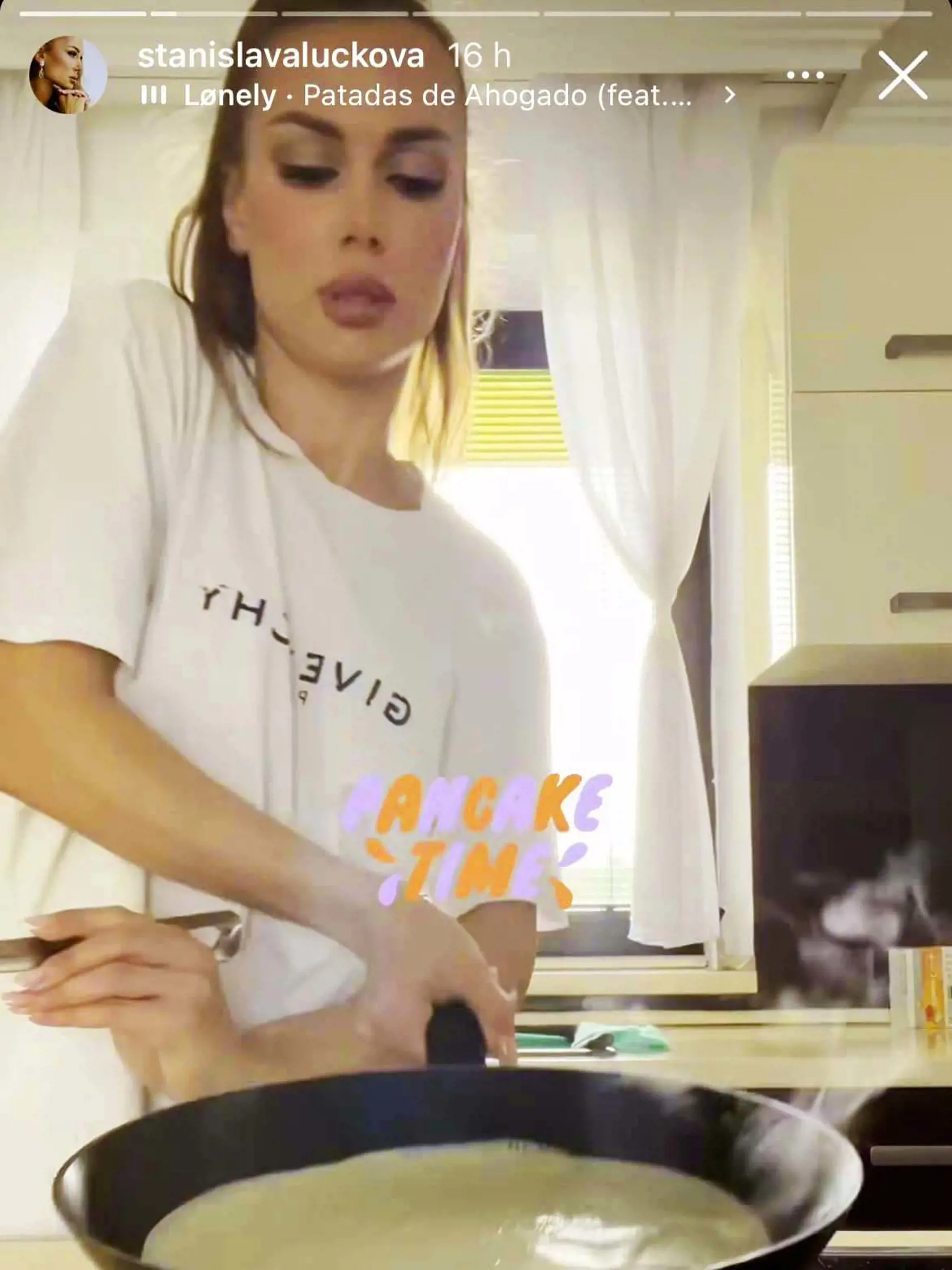 Prezradila ju kuchyňa. Zdá sa, že nová priateľka sa v dome politika na východe udomácňuje.