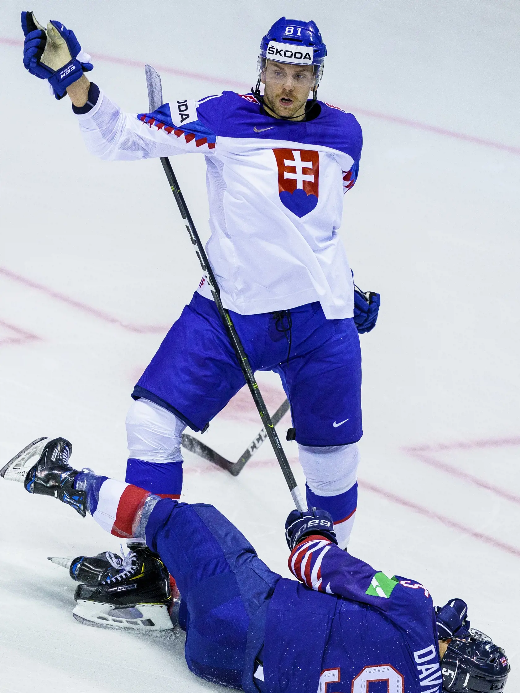 Na snímke Erik Černák a Ben Davies počas zápasu A skupiny Majstrovstiev sveta v ľadovom hokeji medzi Slovenskom a Veľkou Britániou.
