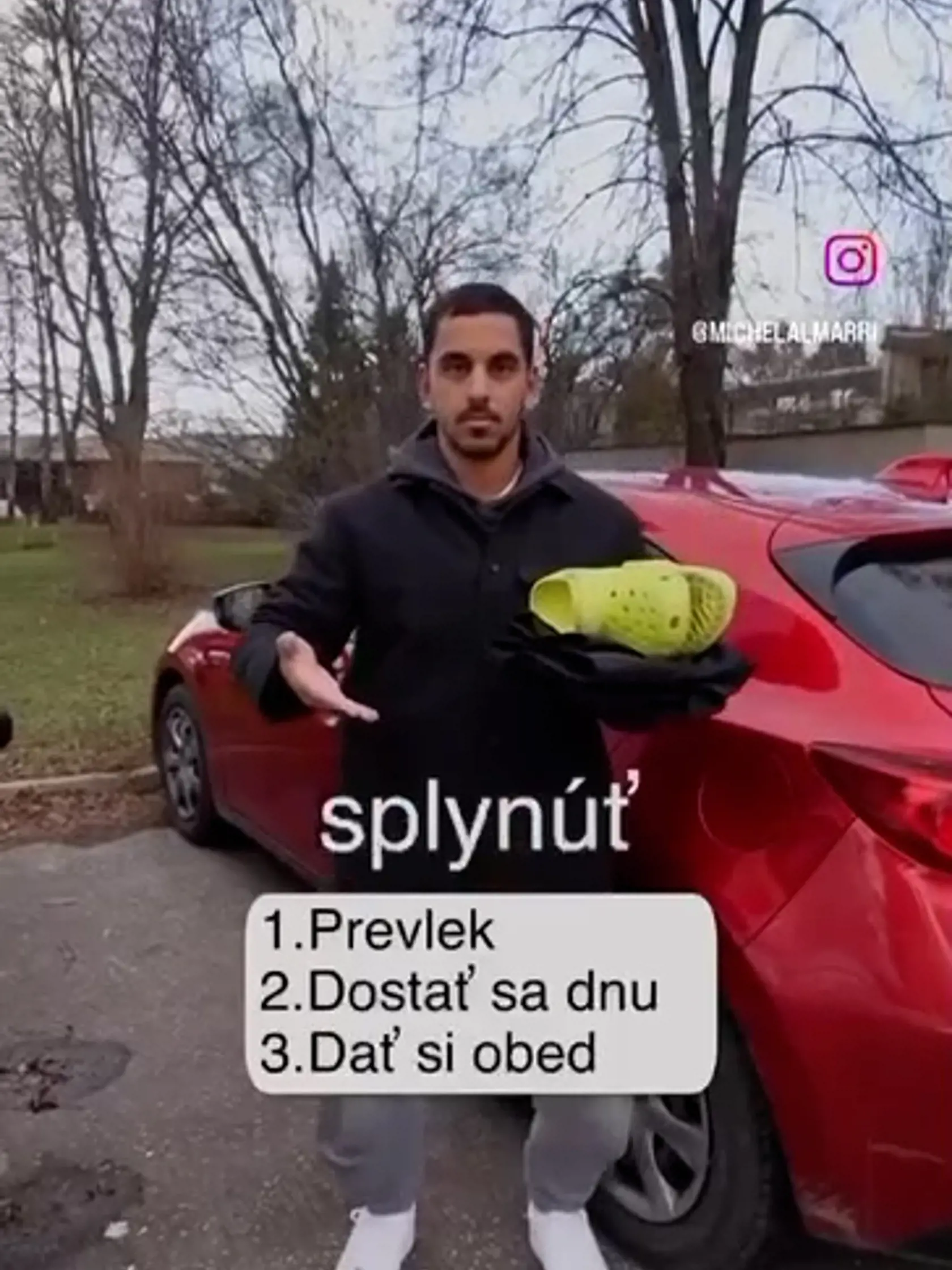 Priblížme si teda, čo sa mladíkovi podarilo natočiť. „Dá sa vkradnúť zadarmo na základnú školu a dať si pri tom zadarmo obed? Ako prvé musíme splynúť so žiakmi na základke, tak som sa podľa toho obliekol,“ prihovára sa do kamery na začiatku svojho videa.