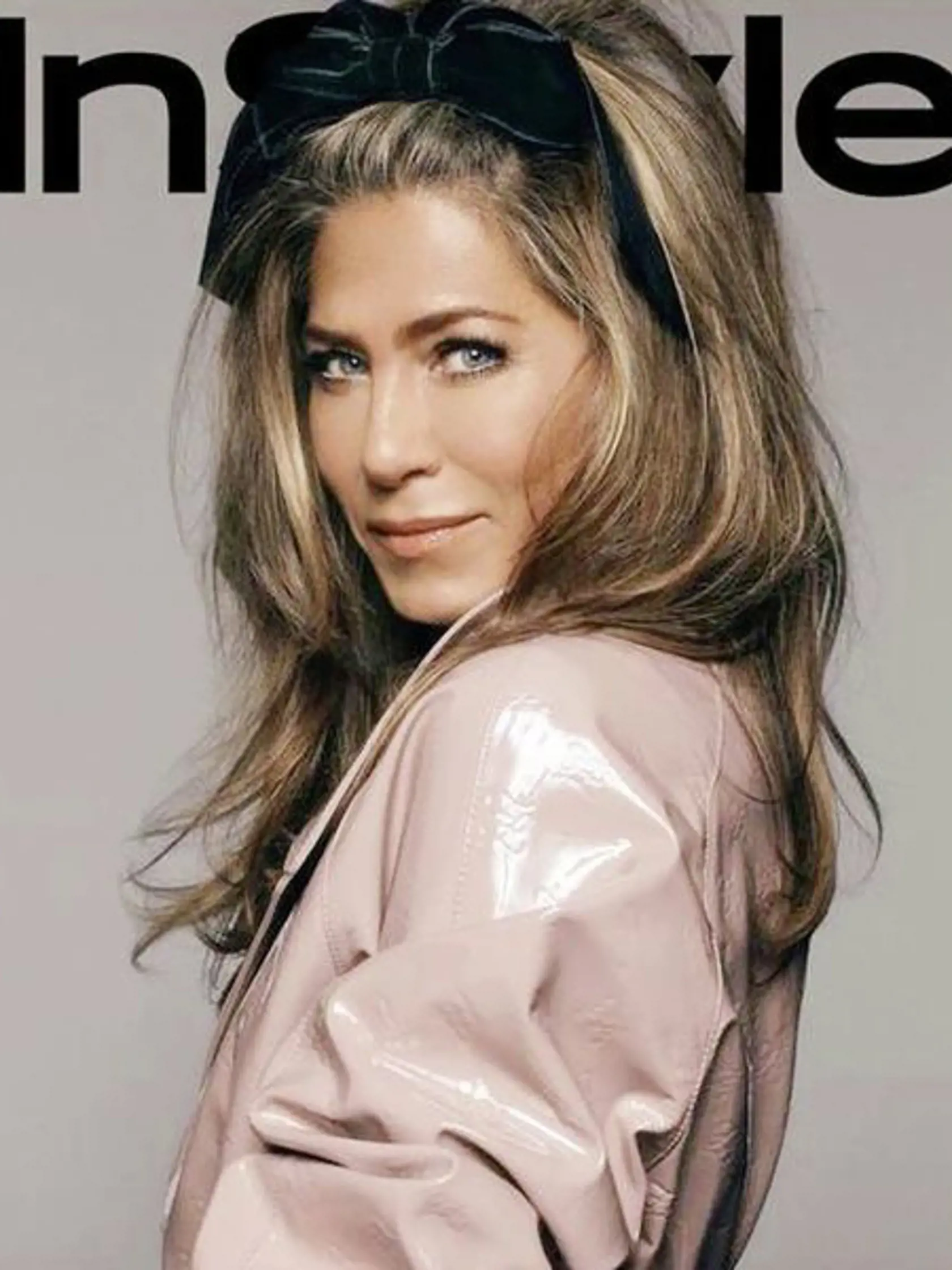 Legendárna čelenka s veľkou mašľou Katya je bestseller. Katyu vlastní aj Jennifer Aniston.