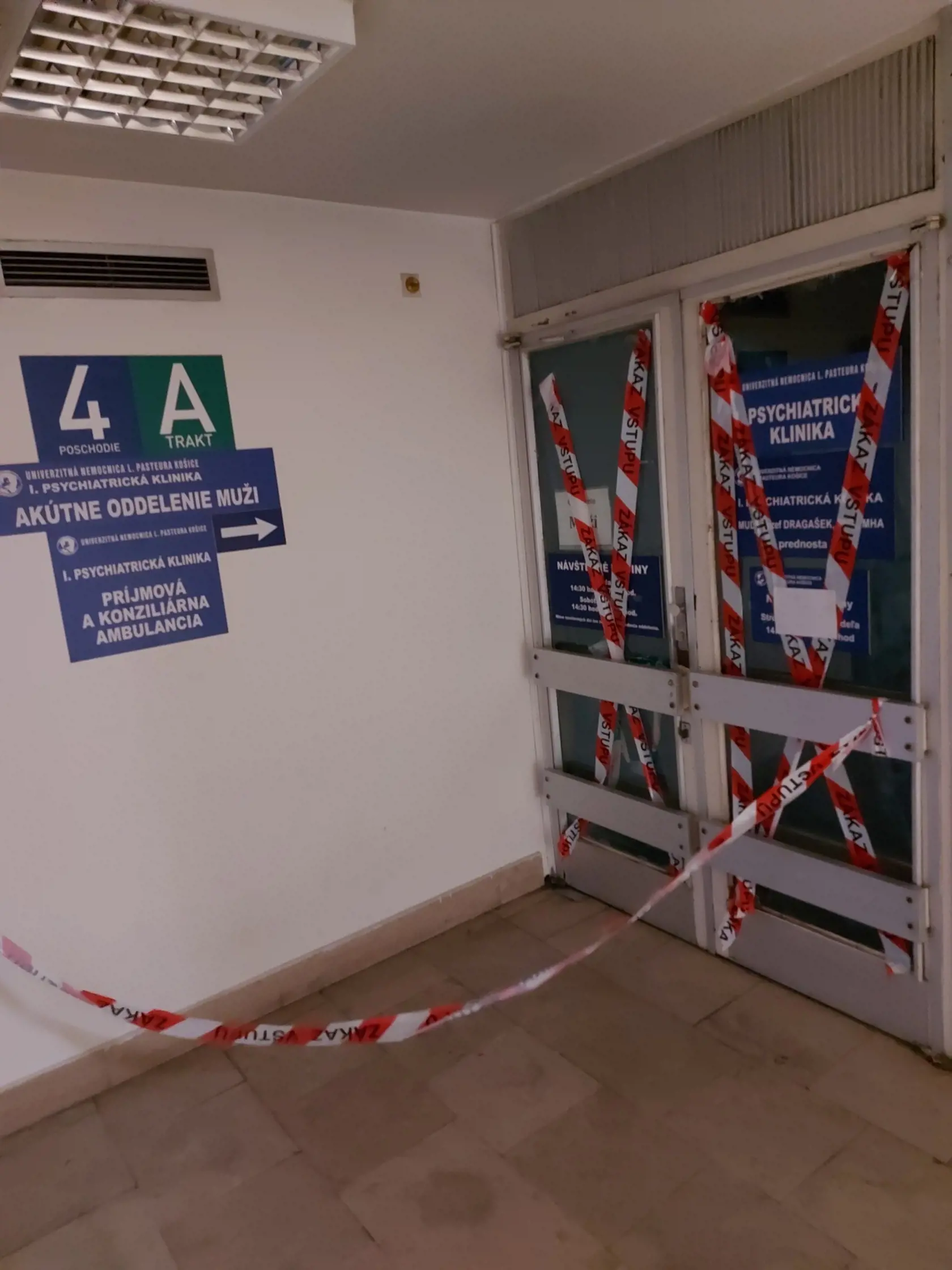 Vstup na psychiatrické oddelenie, kde požiar vypukol.