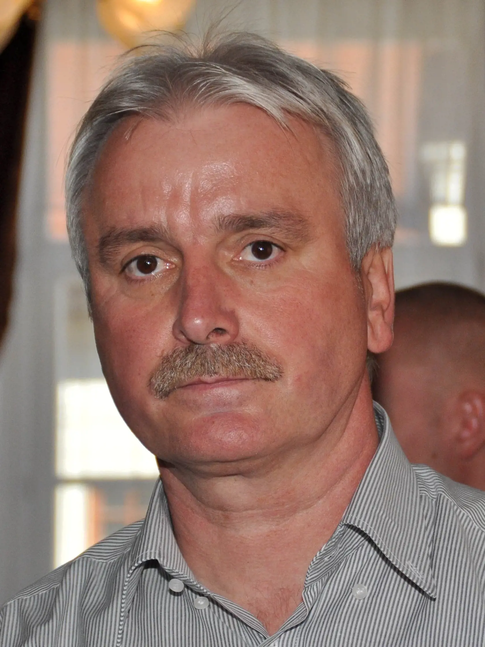 Obalovaný Ján M. z dopravnej nehody zráky autobusu s vlakom v Polomke na hlavnom pojednávaní v Brezne 8. októbra 2010. Na snímke obalovaný Ján M. poèas prestávky v pojednávaní. Pri tragickej zráke autobusu a motorového vlaku 21. februára 2009 na elezniènom priecestí pri Polomke zahynulo 12 obyvate¾ov Bánoviec nad Bebravou. FOTO TASR - Jozef Ïurník *** Local Caption *** bánovskí bebravskobánovskí cestujúci obete lyiarsky zájazd ¾udské ivoty màtvi usmrtení nechránené eleznièné priecestie tragická dopravná polomská tragédia autobus vlak Polomka Ján Minaroviè
