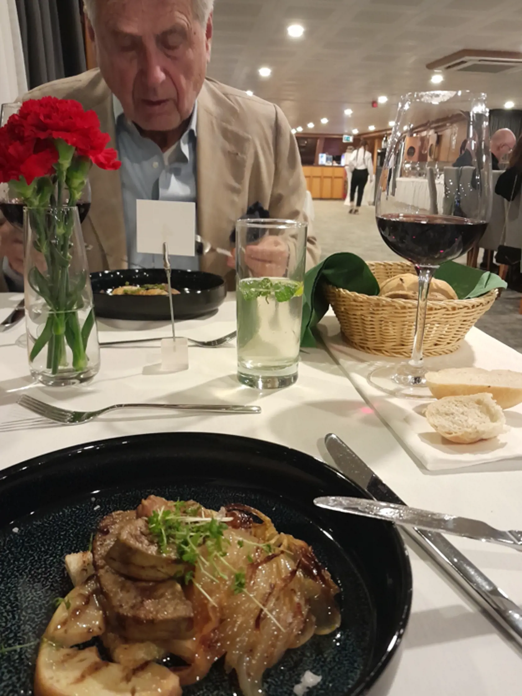 Ako predjedlo sme dostali foie gras s jablkom.
