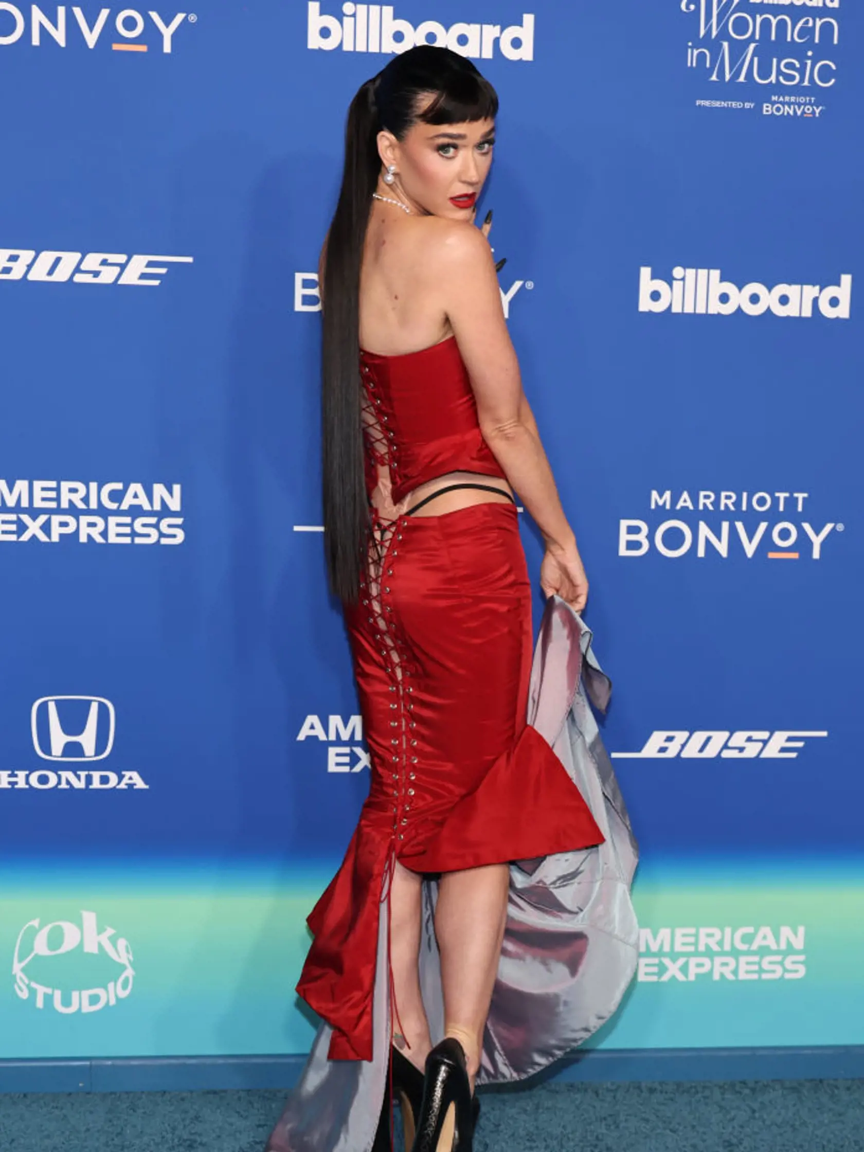 Katy Perry s odvážnym rozparkom vzadu na sukni.