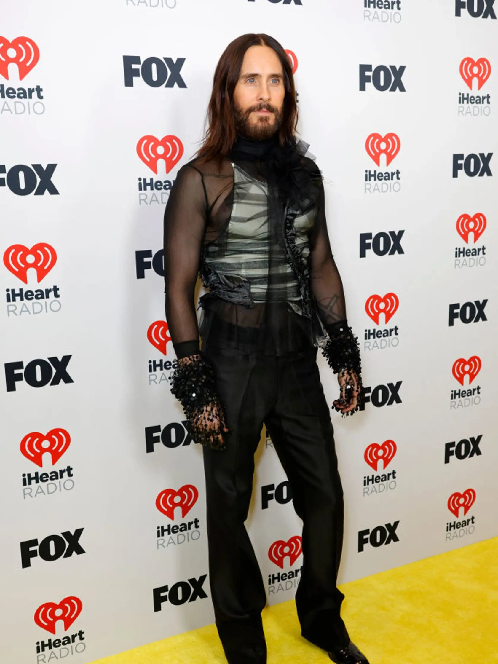 Jared Leto pod sakom skrýval priesvitnú košeľu.