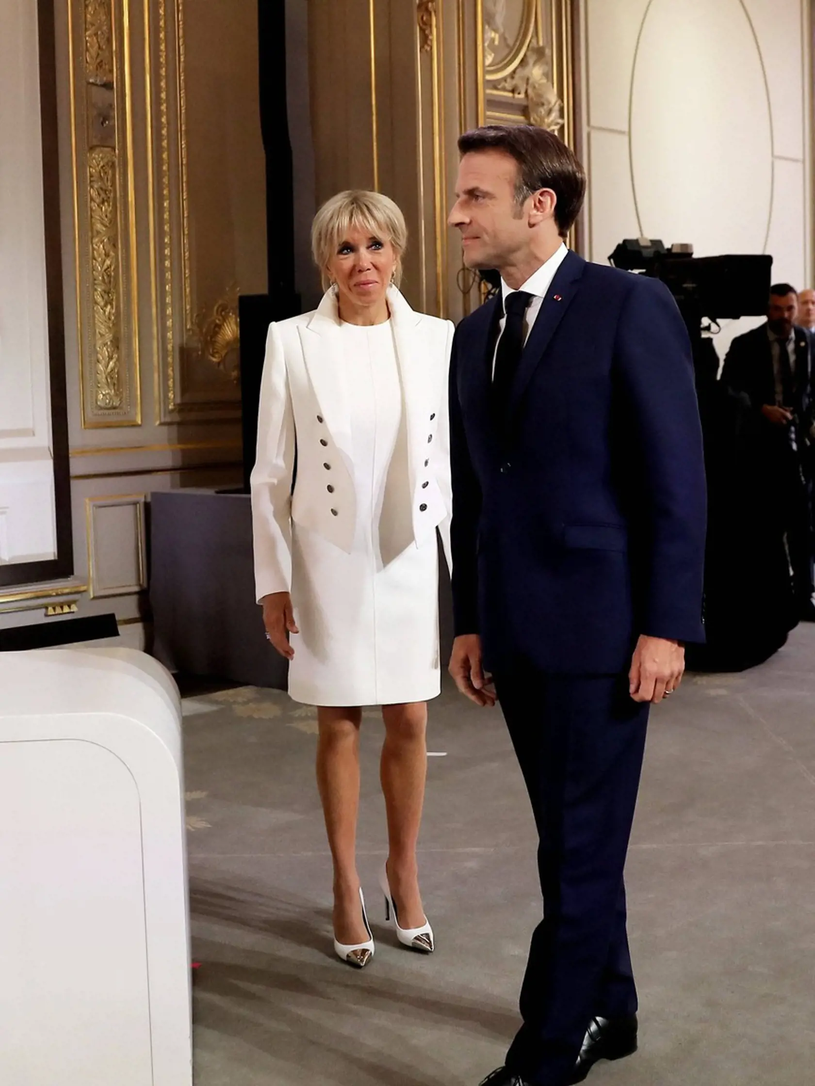 Brigitte si na ceremoniál obliekla biele šaty, ktoré doplnila bielym sakom. Na Macrona bola patrične hrdá.